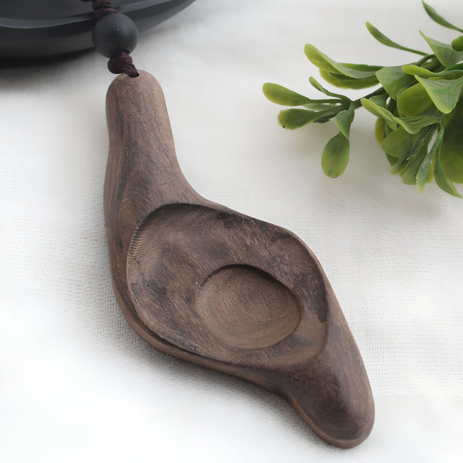 Collier en bois sculpté, avec pendentif en forme de feuille et perle noire, esprit rétro