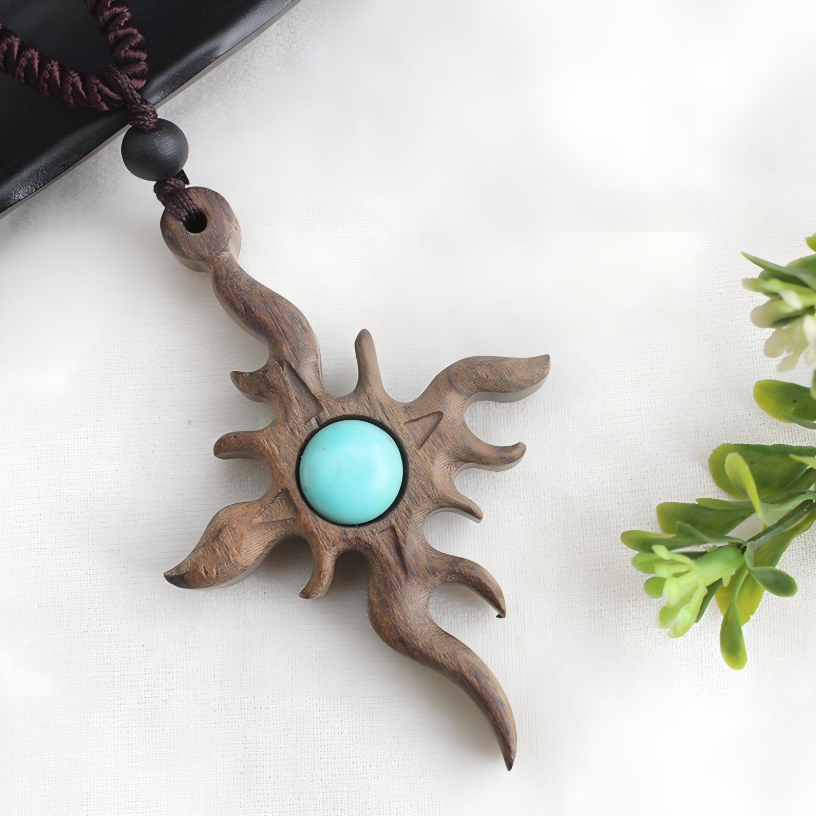 Collier en bois sculpté, avec pendentif soleil incrusté de pierre turquoise, fait main