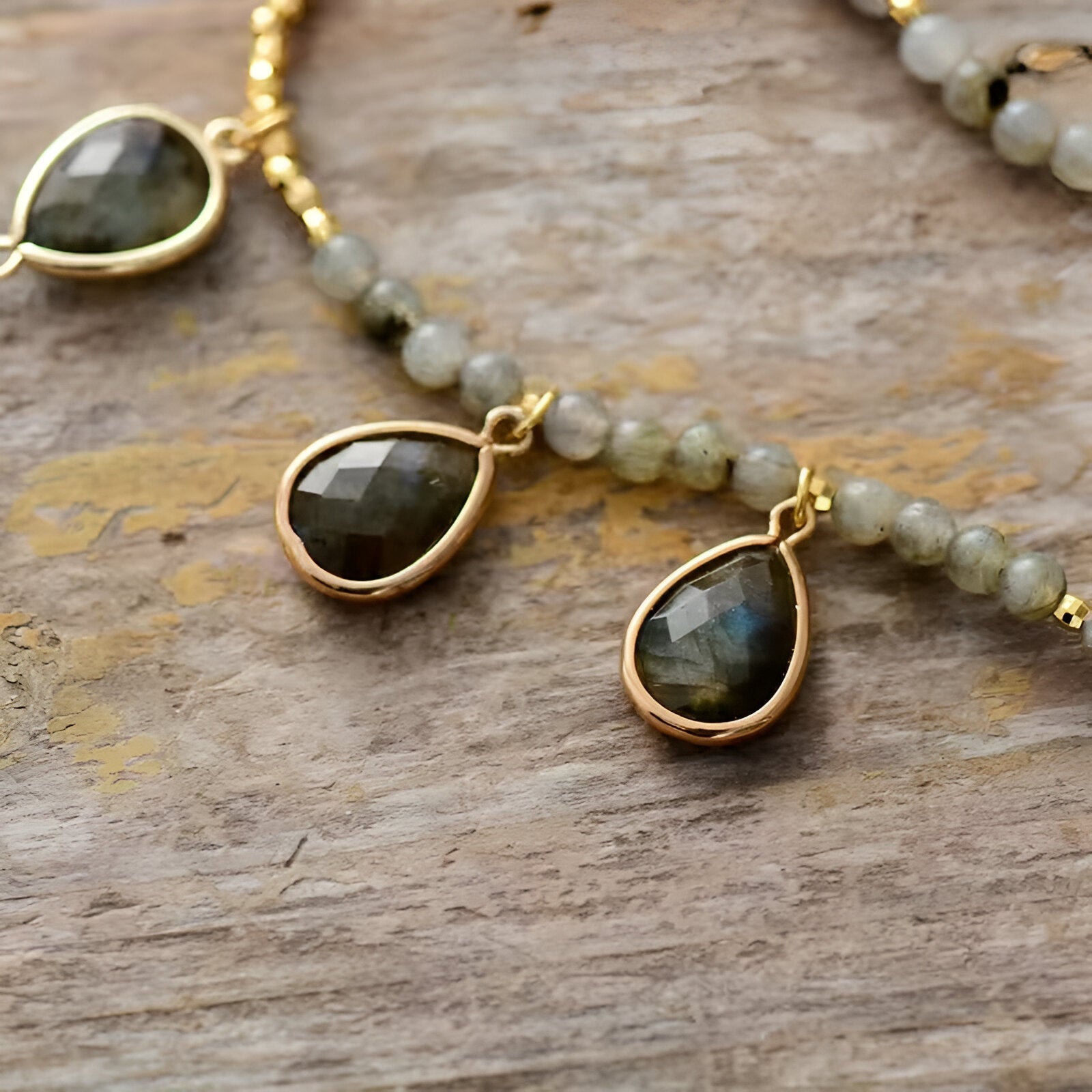 Collier en labradorite, pendentif goutte strassée, style charms pour femme, modèle Cassia