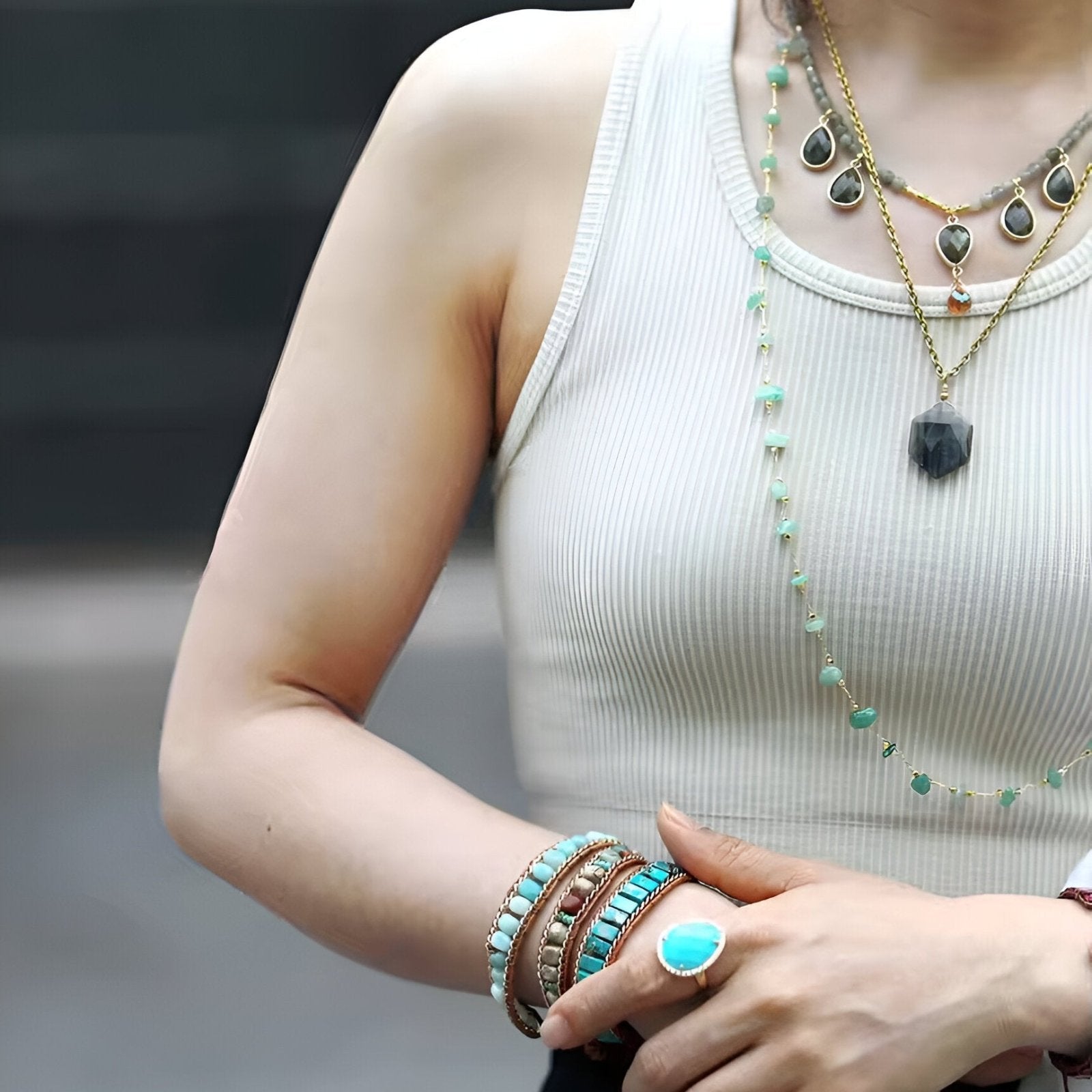 Collier en labradorite, pendentif goutte strassée, style charms pour femme, modèle Cassia