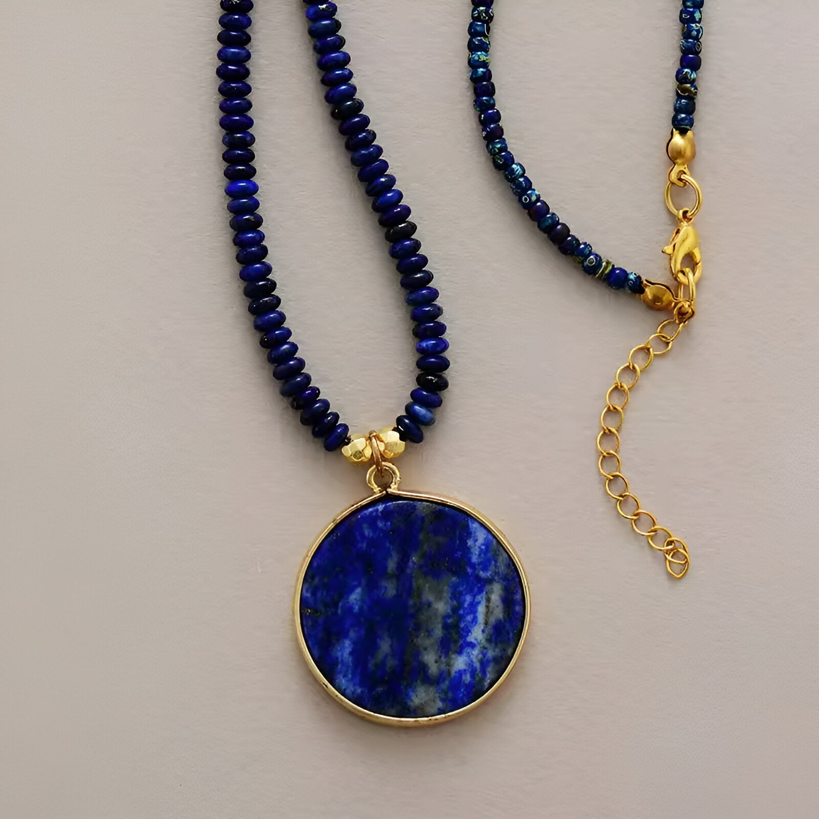 Collier en lapis - lazuli pour femme, maille en petites perles et pendentif rond, pour femme, modèle Denari