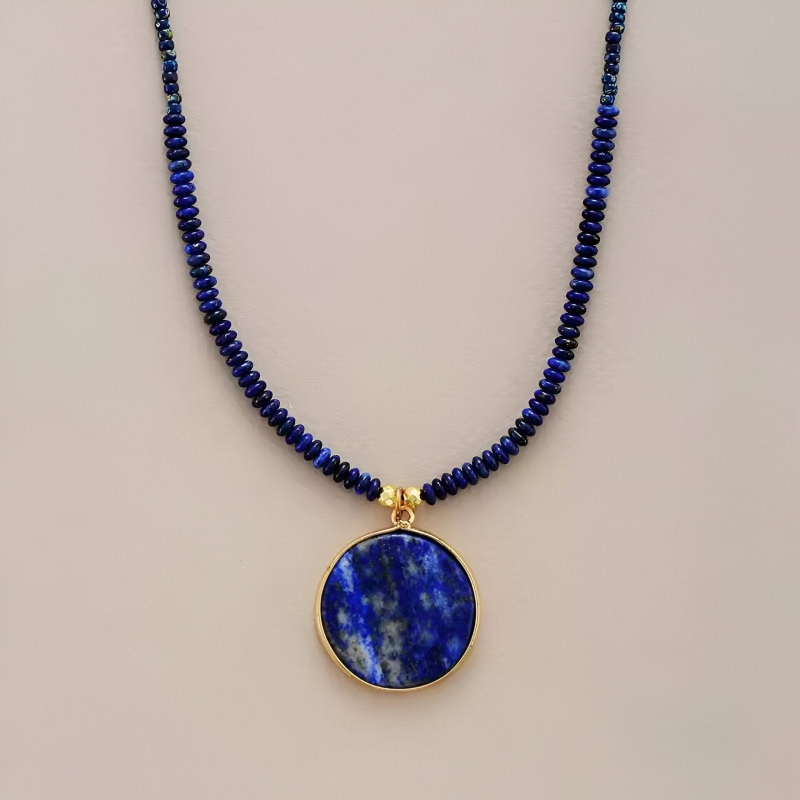 Collier en lapis - lazuli pour femme, maille en petites perles et pendentif rond, pour femme, modèle Denari