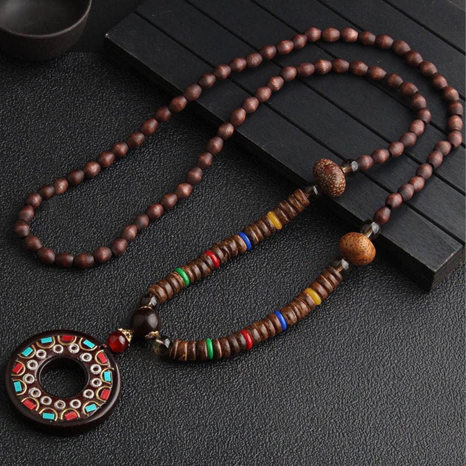 Collier en perles de bois, avec pendentif circulaire multicolore en résine, alliage métallique, style bohème