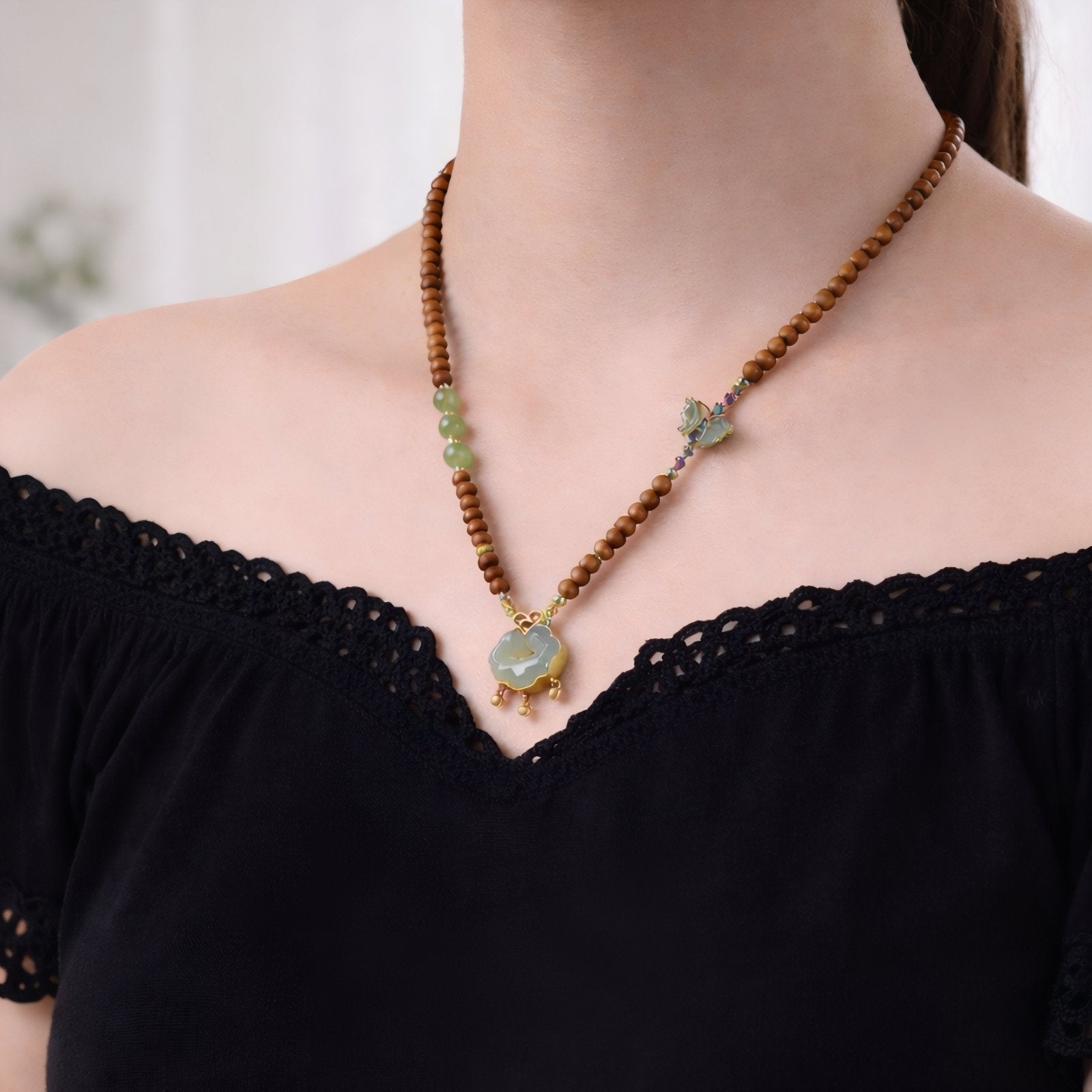 Collier en perles de bois de santal et pierre naturelle vert jade, avec pendentif nuage porte - bonheur et alliage métallique