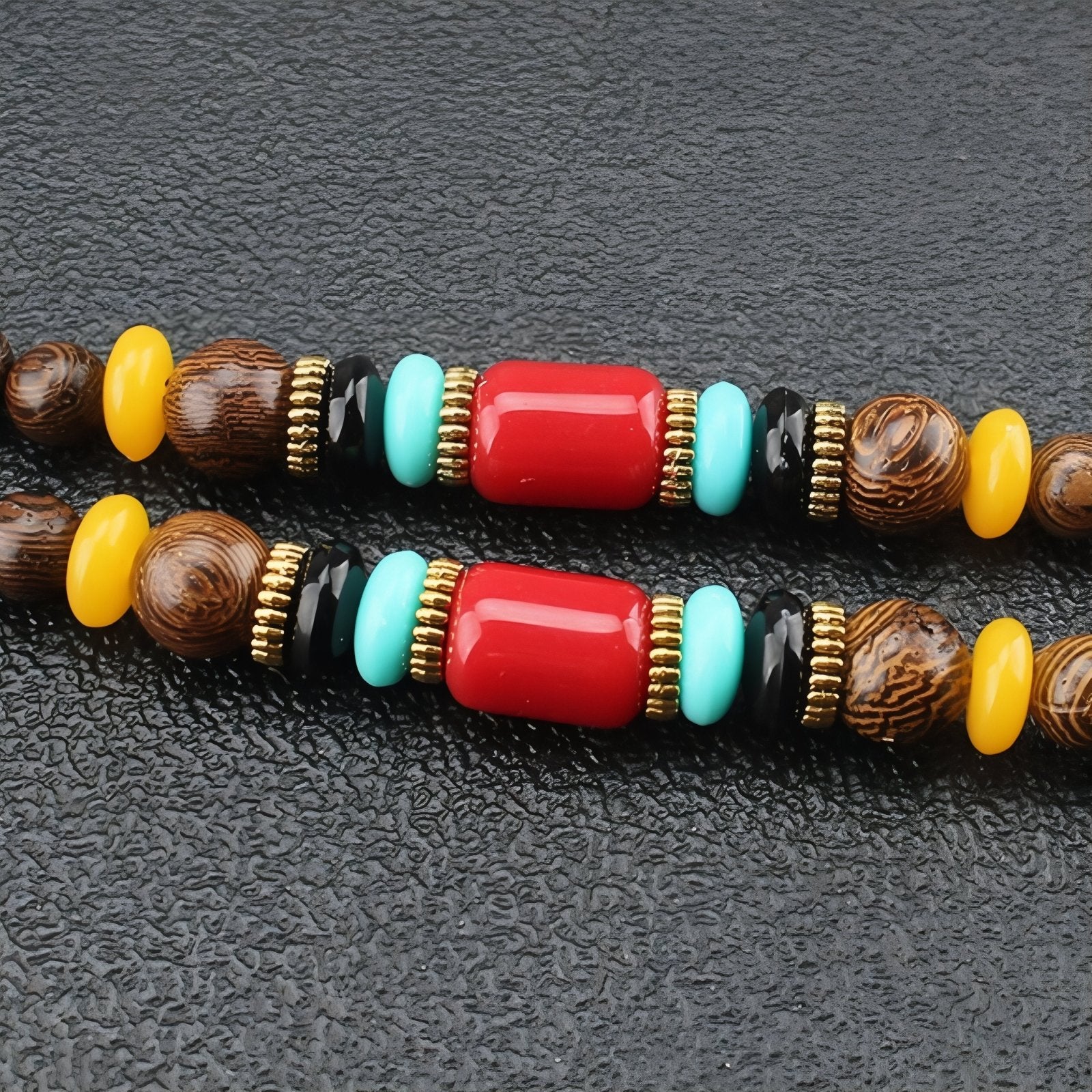 Collier en perles de bois naturel, avec pendentif corne, résine et alliage métallique, style bohème