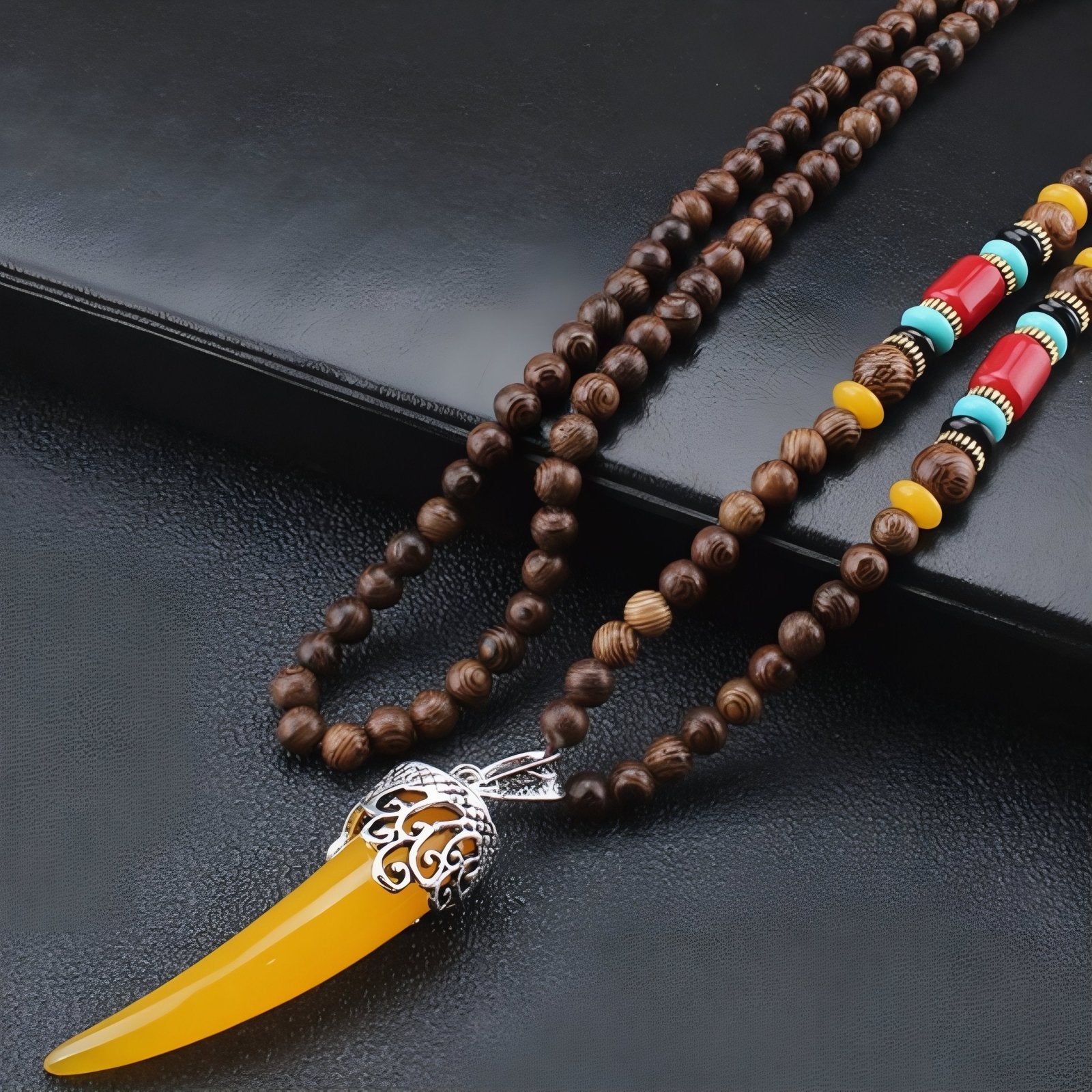 Collier en perles de bois naturel, avec pendentif corne, résine et alliage métallique, style bohème