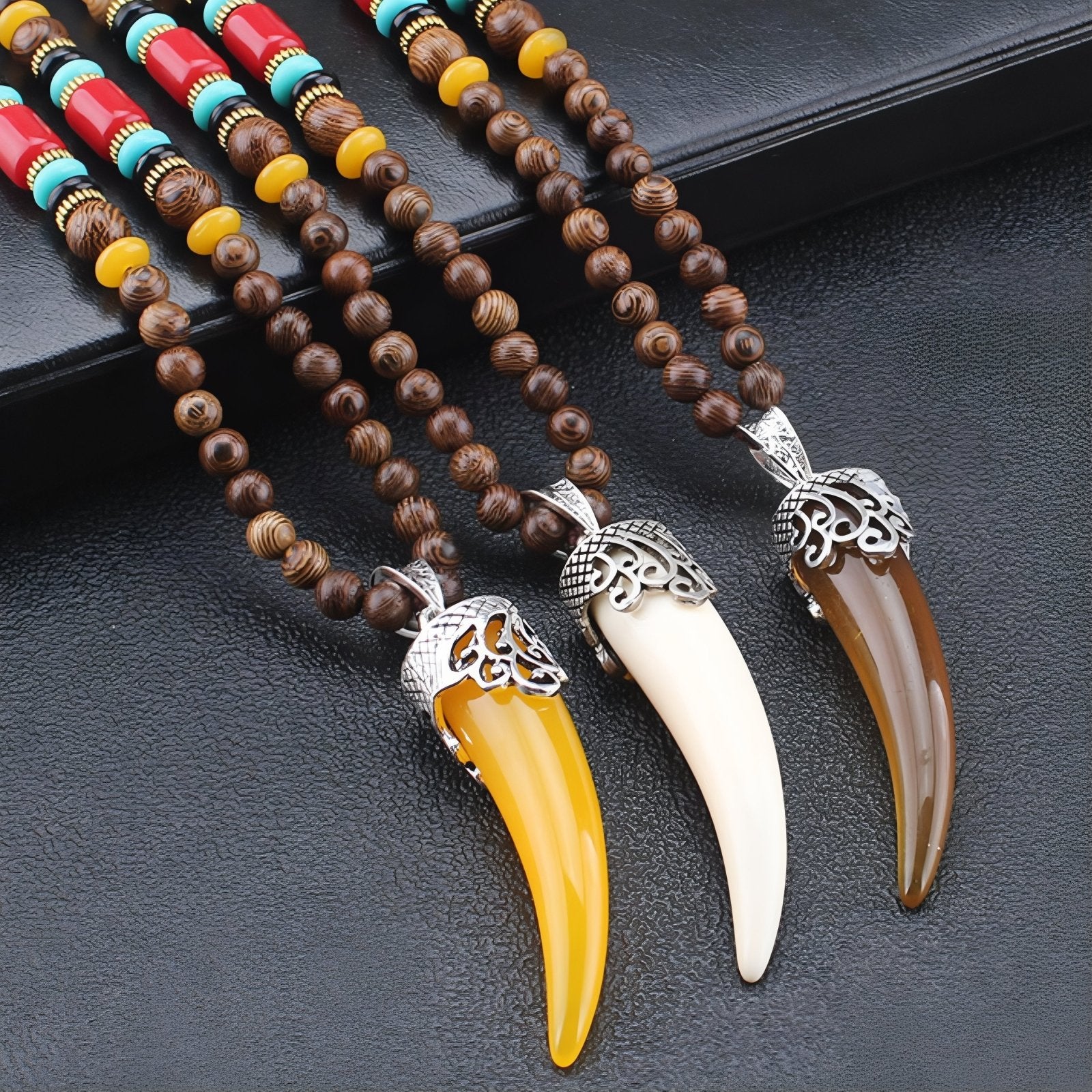 Collier en perles de bois naturel, avec pendentif corne, résine et alliage métallique, style bohème