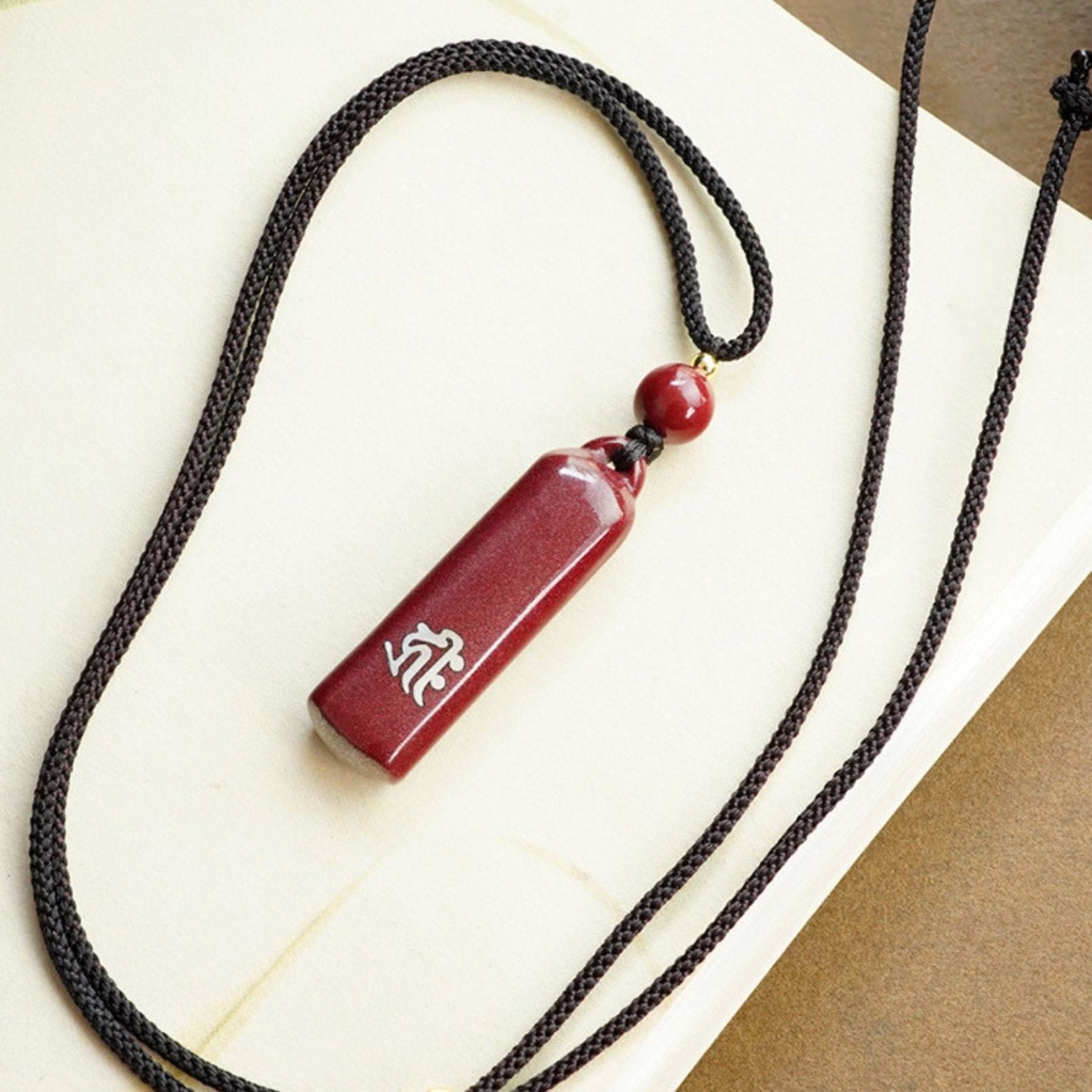 Collier en pierre naturelle de cinabre, avec pendentif bouddhiste gravé argent, cordon ajustable