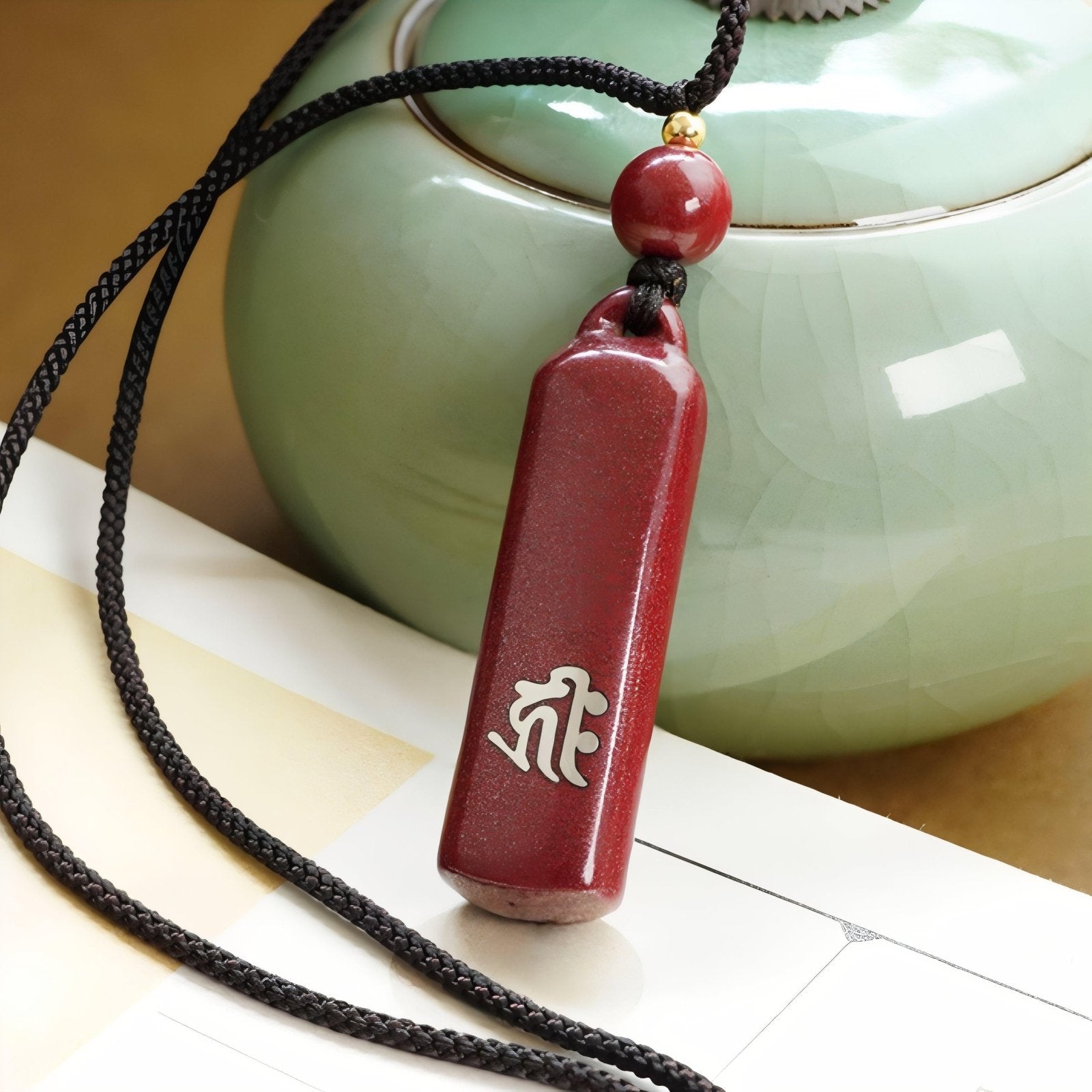 Collier en pierre naturelle de cinabre, avec pendentif bouddhiste gravé argent, cordon ajustable