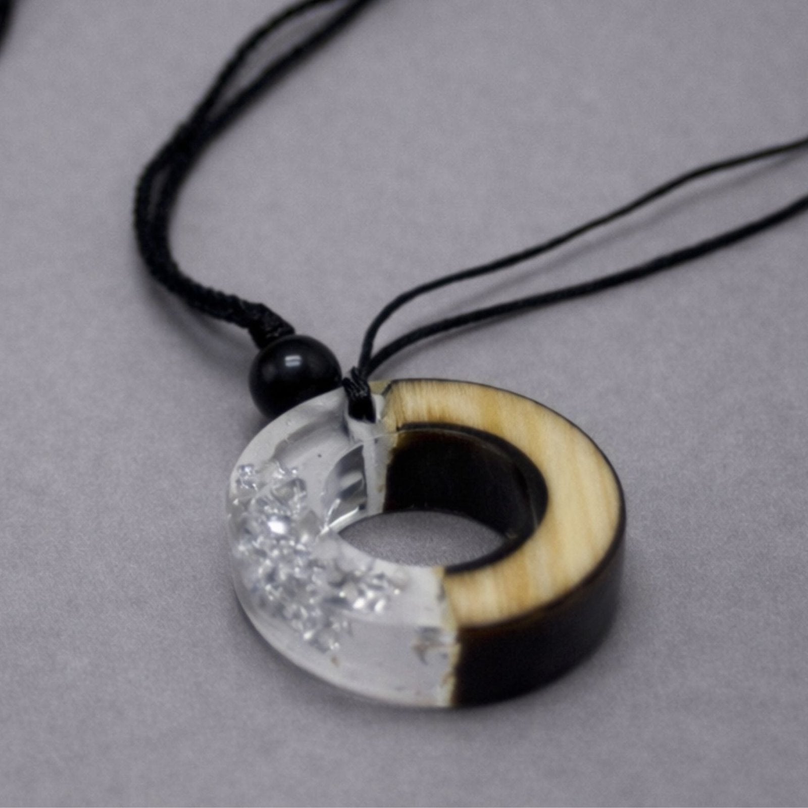 Collier en résine et bois naturel, avec pendentif circulaire, cordon noir ajustable