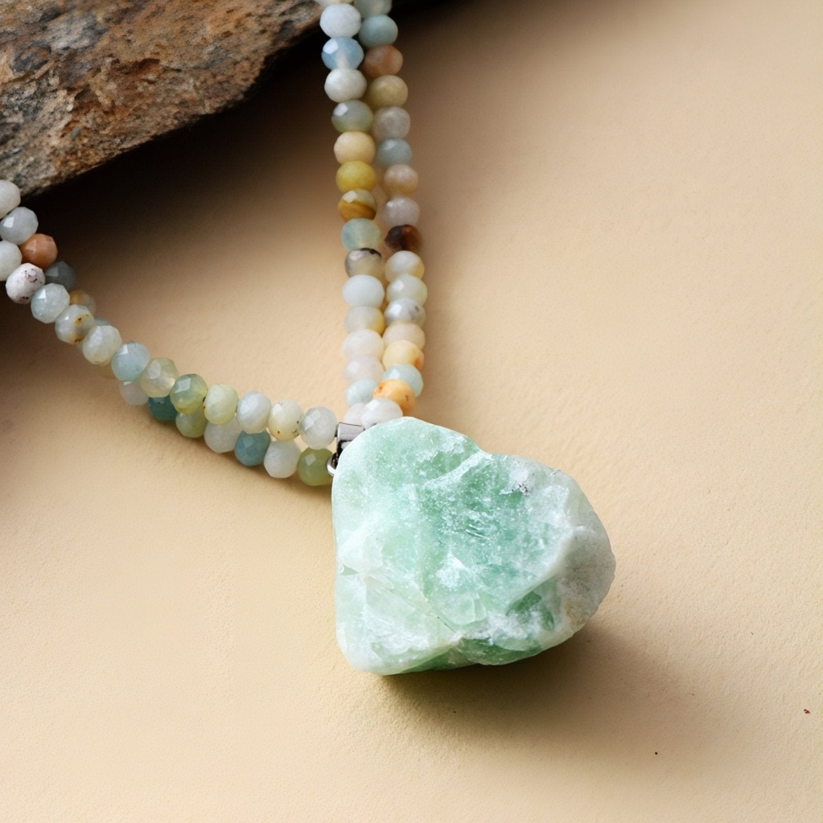 Collier ethnique double rang, pendentif en pierre brute d’amazonite, perles naturelles pastel
