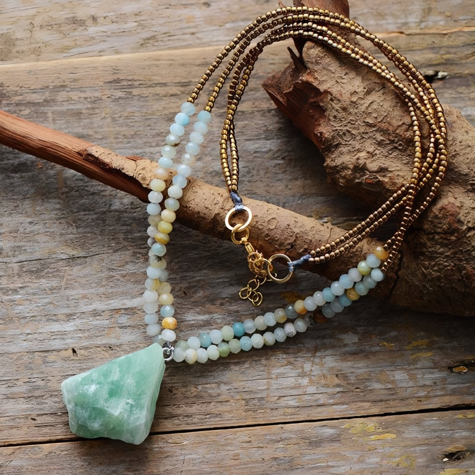 Collier ethnique double rang, pendentif en pierre brute d’amazonite, perles naturelles pastel