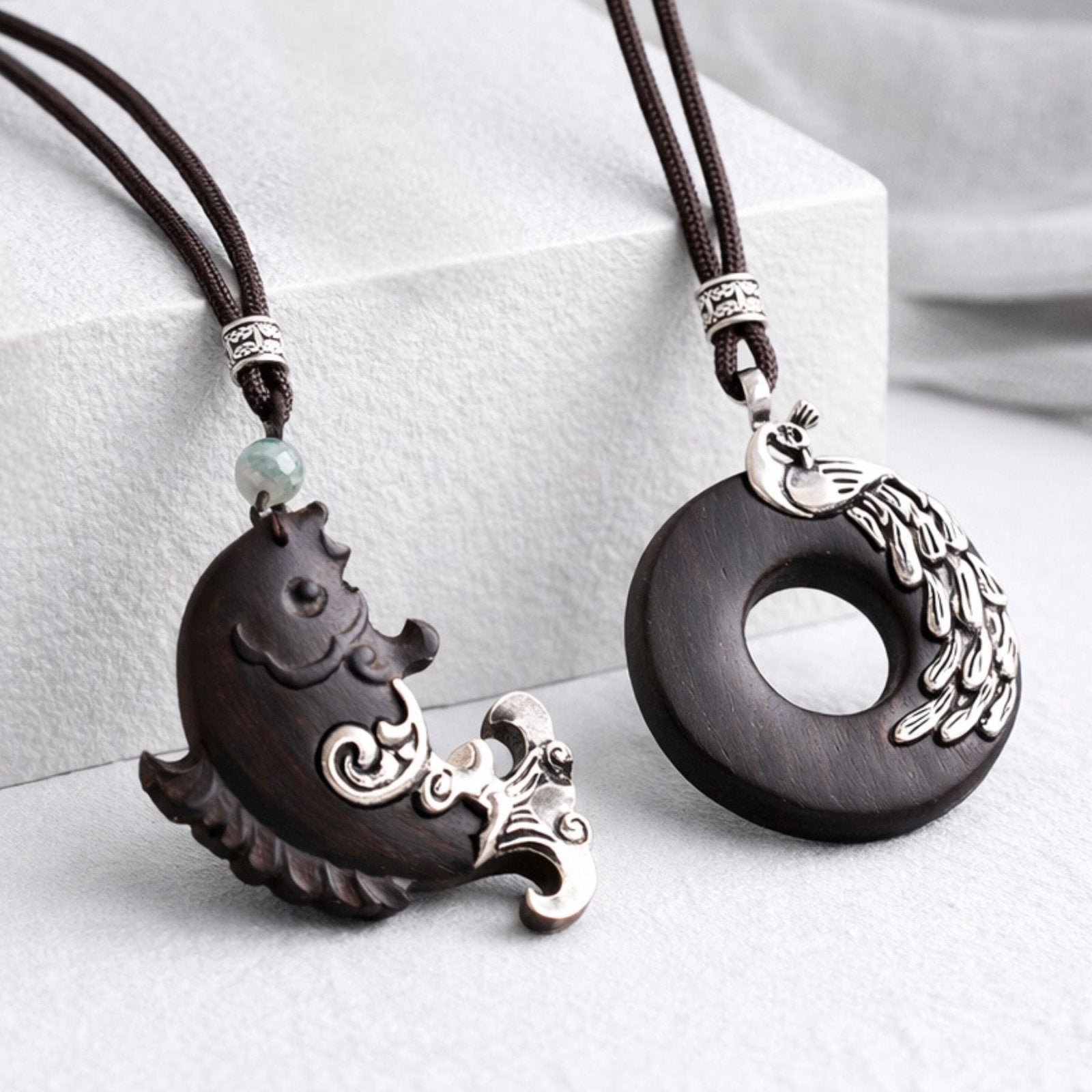 Collier ethnique en bois d’ébène noir sculpté, avec pendentif symbolique, alliage métallique et cordon