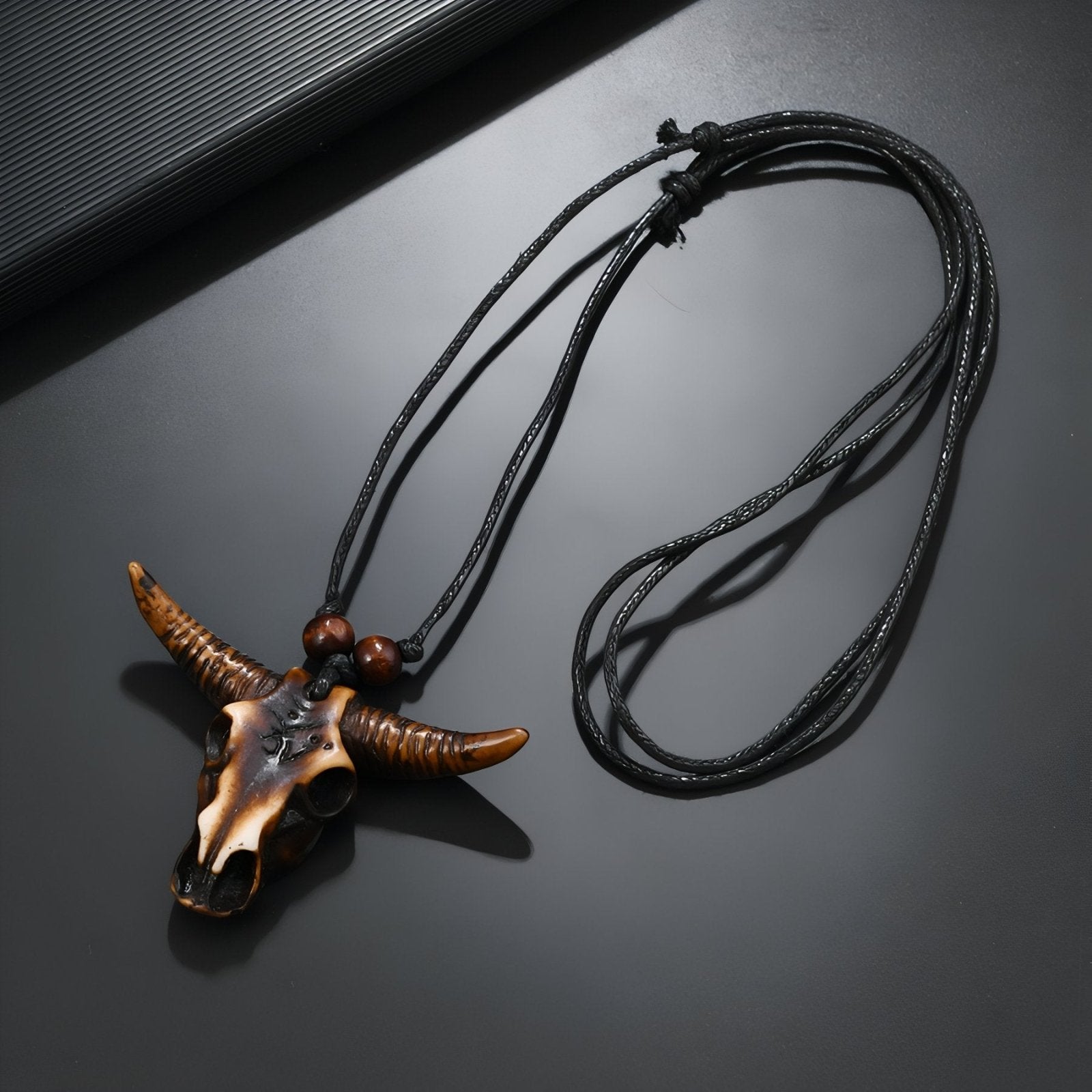 Collier ethnique style western, tête de taureau, cordon ajustable et résine sculptée