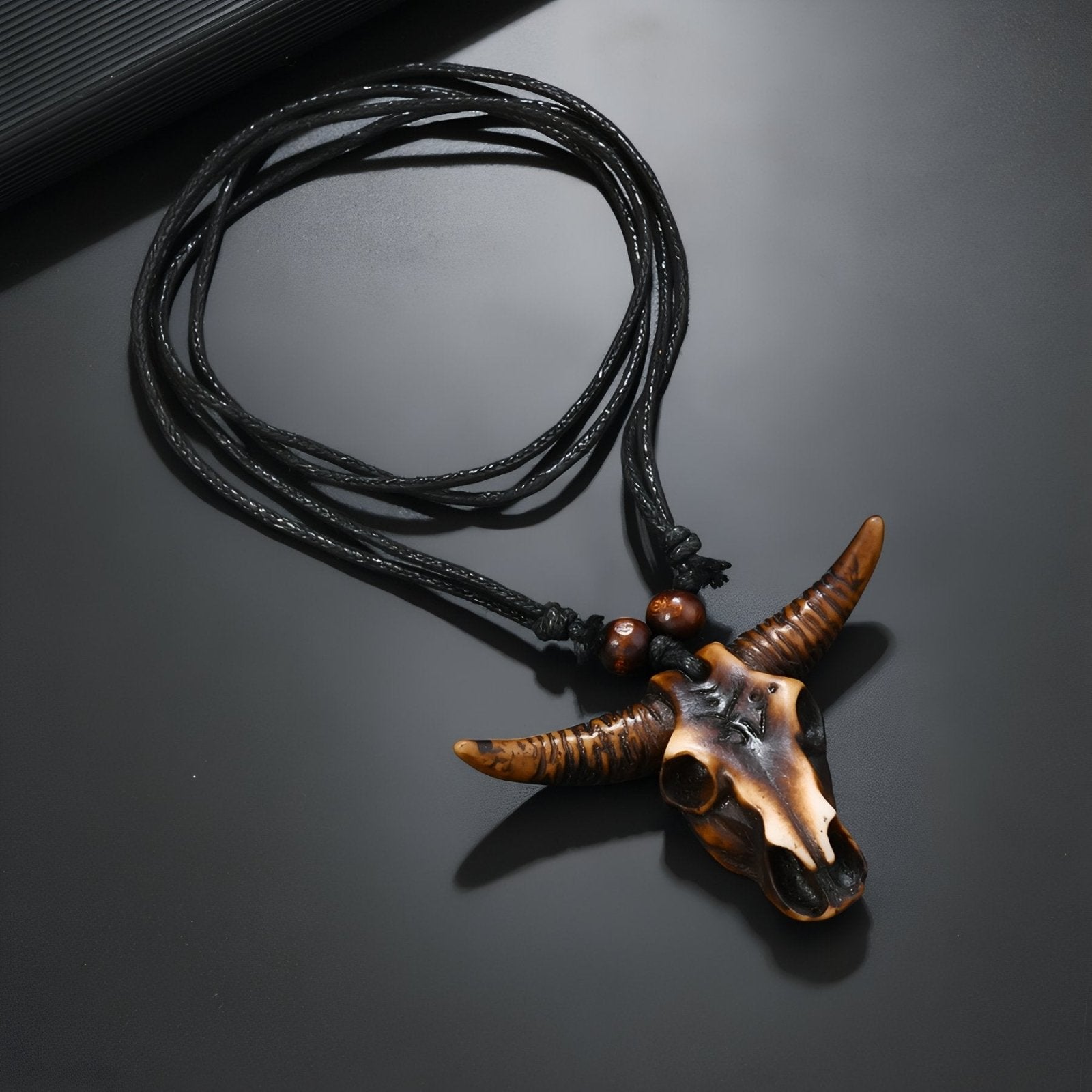 Collier ethnique style western, tête de taureau, cordon ajustable et résine sculptée