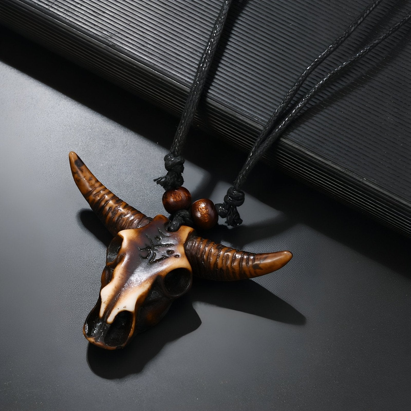 Collier ethnique style western, tête de taureau, cordon ajustable et résine sculptée
