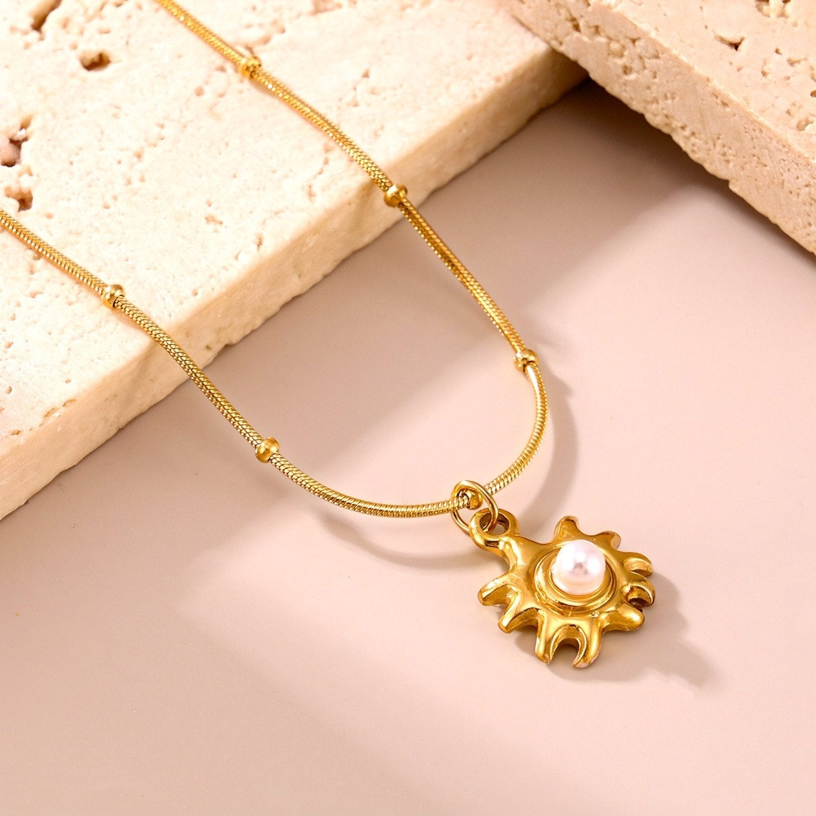 Collier femme solaire doré, perle de nacre et chaîne serpent, modèle Matilda