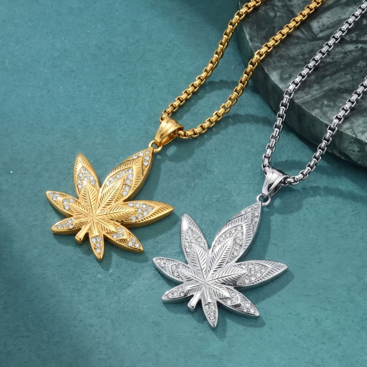 Collier feuille de cannabis pour homme, en acier inoxydable, pendentif serti de cristaux blancs