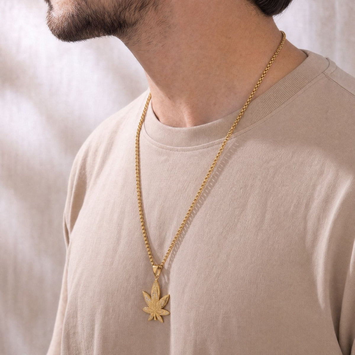 Collier feuille de cannabis pour homme, en acier inoxydable, pendentif serti de cristaux blancs