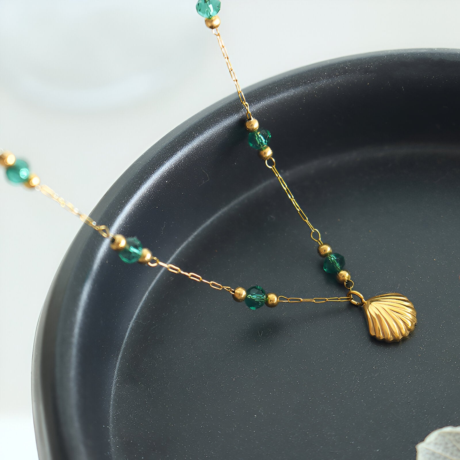 Collier fin doré pour femme, orné de perles vert émeraude et pendentif coquillage, modèle Sirena