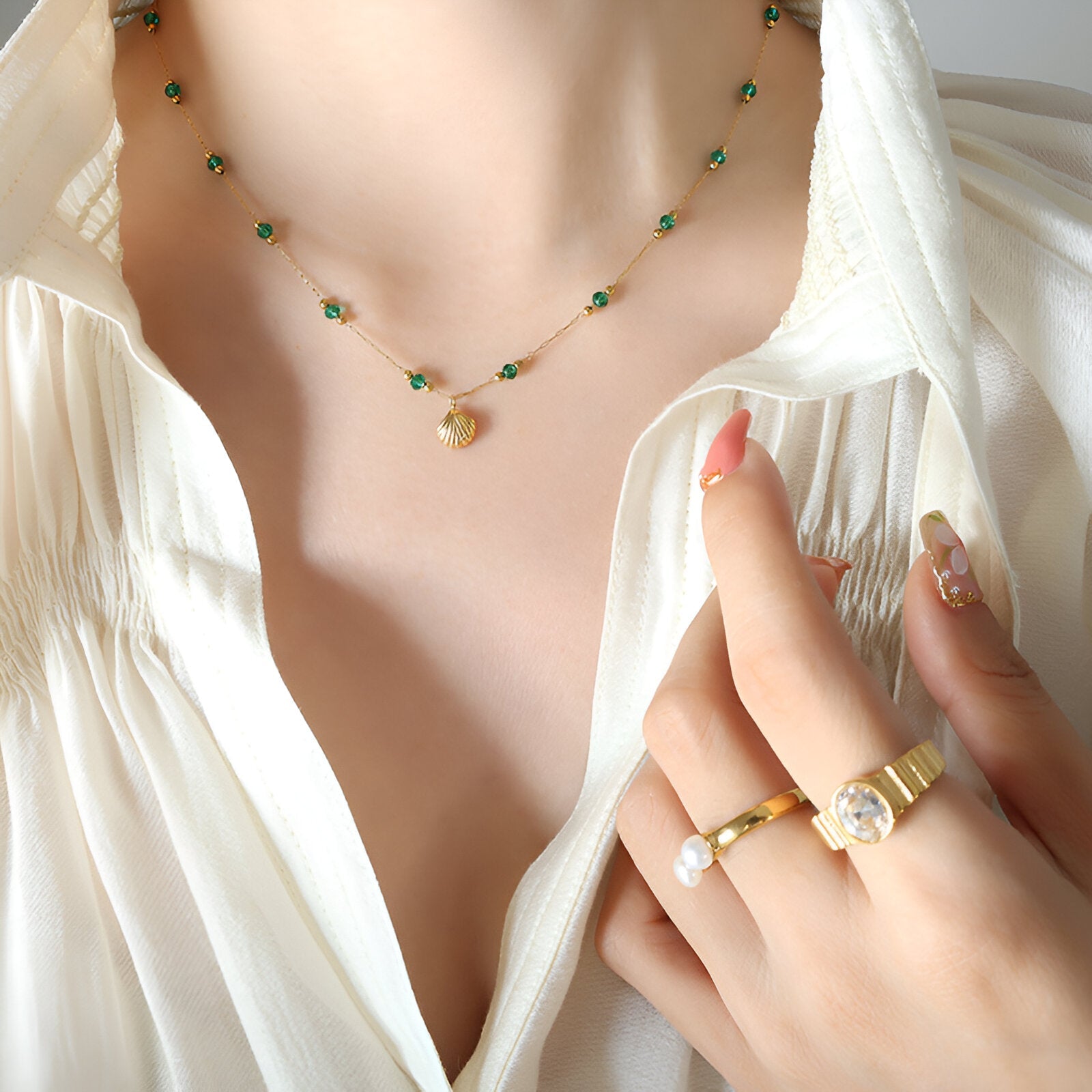 Collier fin doré pour femme, orné de perles vert émeraude et pendentif coquillage, modèle Sirena