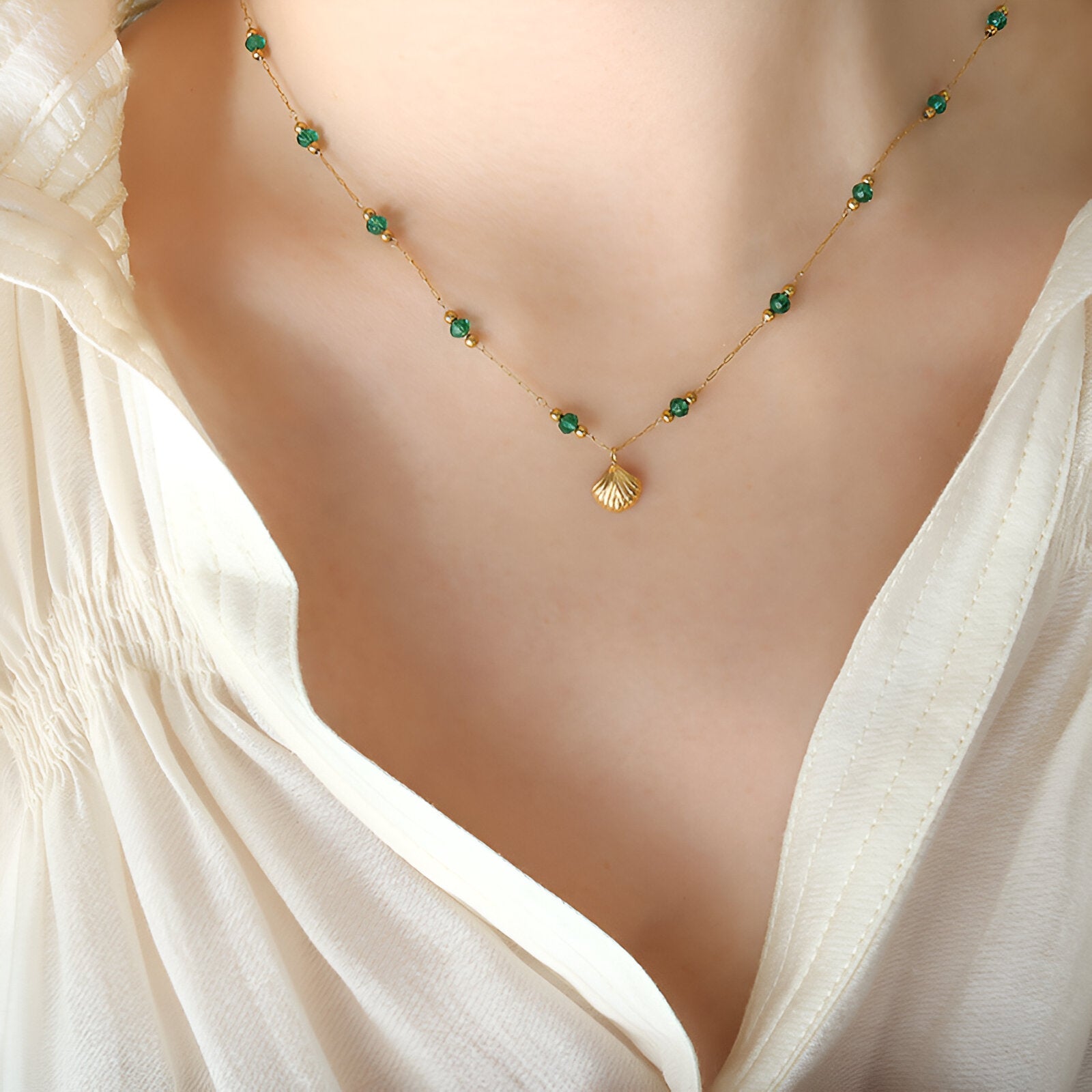 Collier fin doré pour femme, orné de perles vert émeraude et pendentif coquillage, modèle Sirena