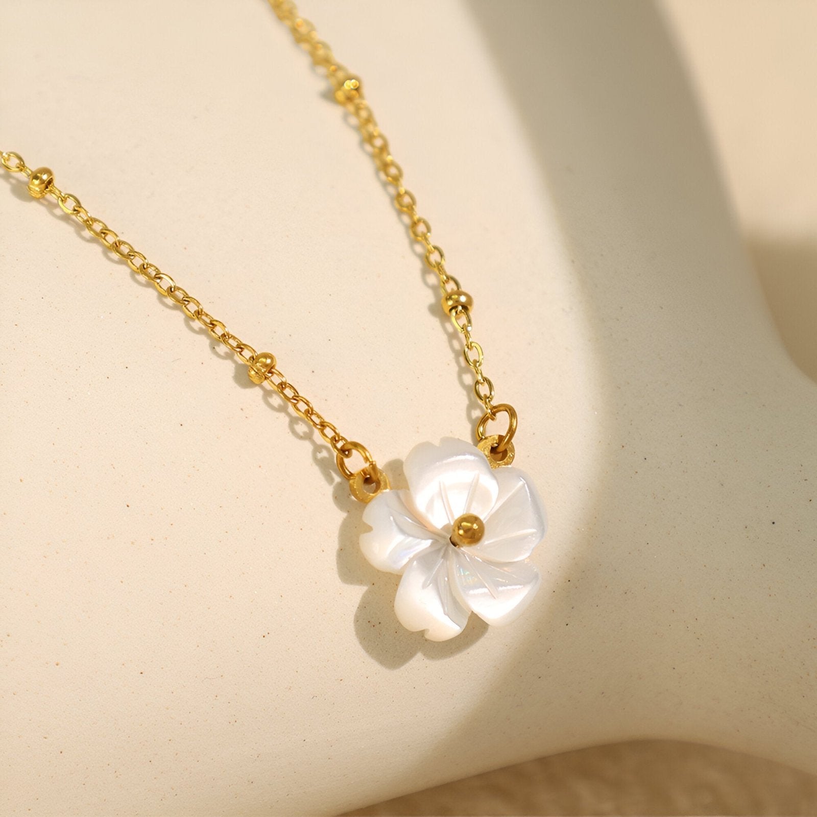 Collier fleur nacrée en acier inoxydable doré, pendentif sculpté, pour femme élégante, modèle Floréa