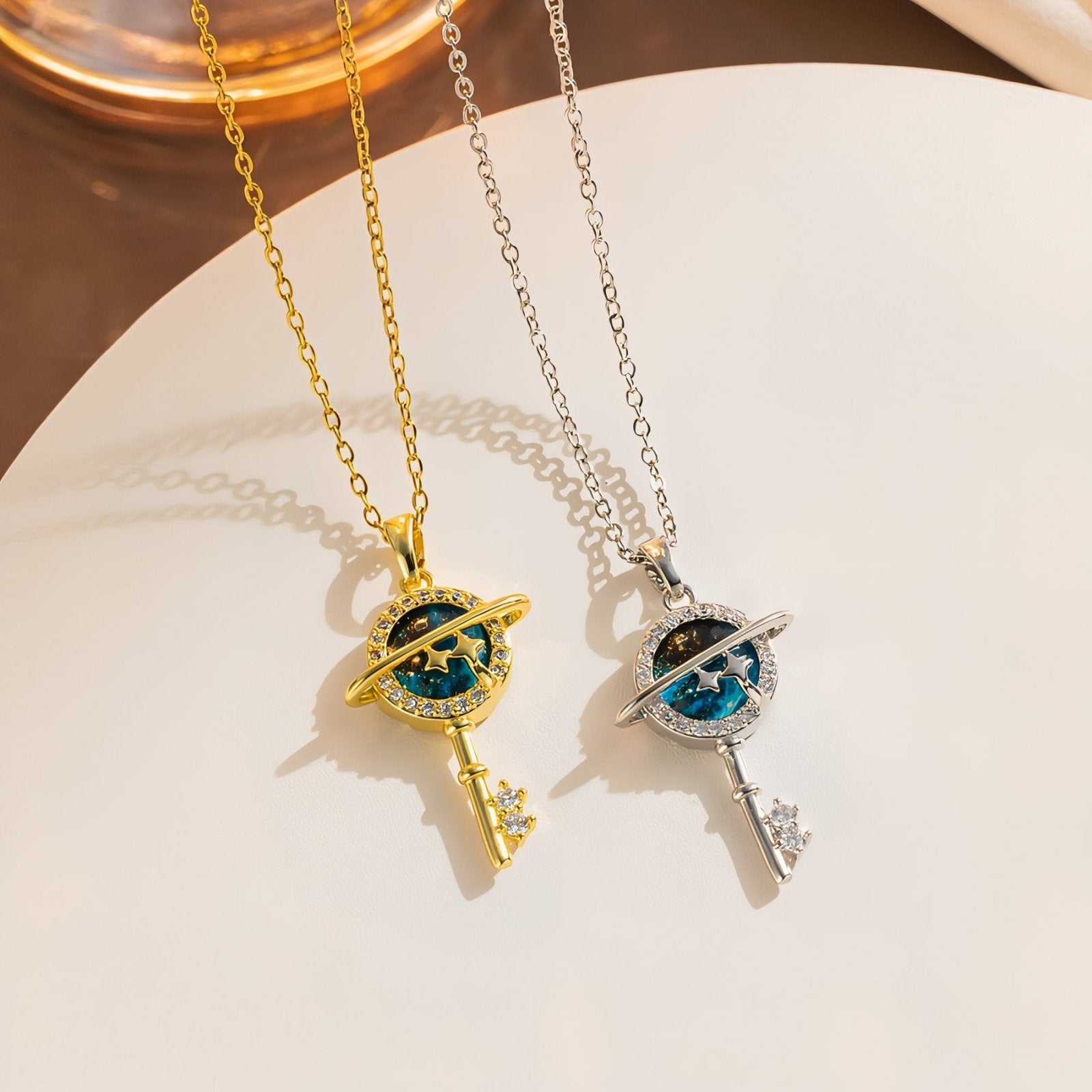 Collier galaxie femme, pendentif planète bleue et clé en acier inoxydable et zircon