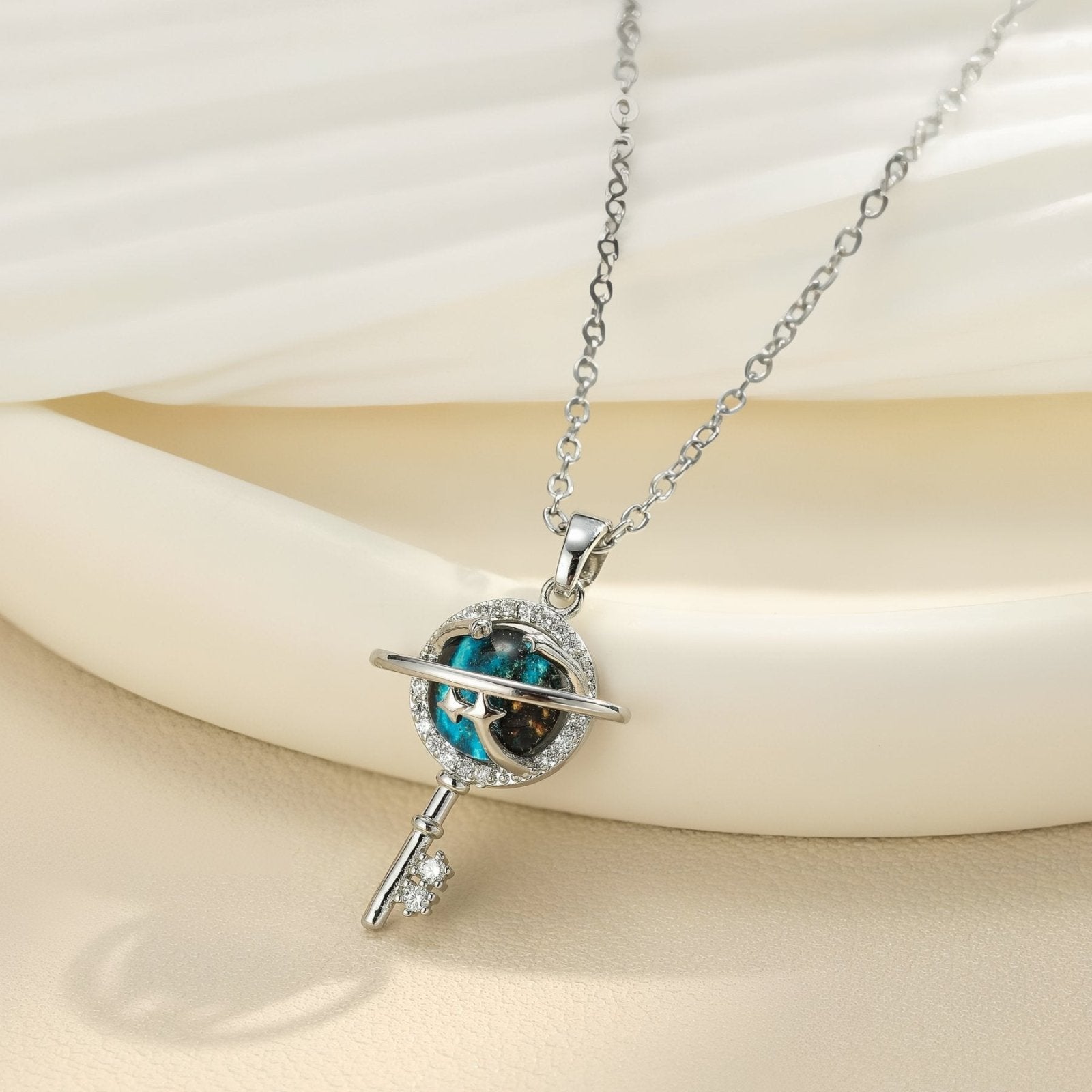 Collier galaxie femme, pendentif planète bleue et clé en acier inoxydable et zircon