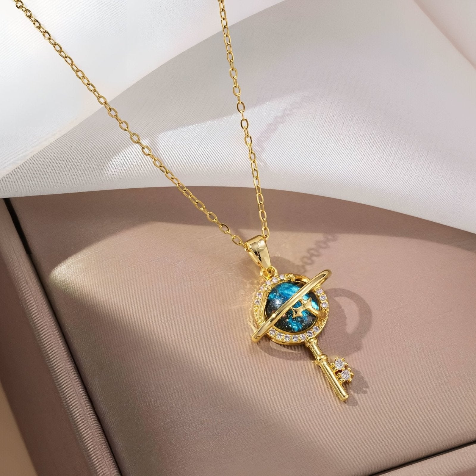 Collier galaxie femme, pendentif planète bleue et clé en acier inoxydable et zircon