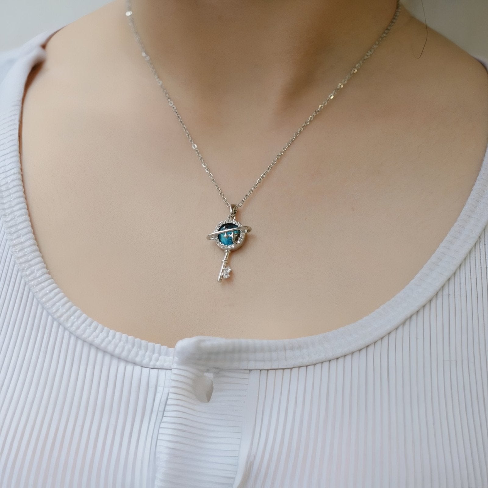 Collier galaxie femme, pendentif planète bleue et clé en acier inoxydable et zircon