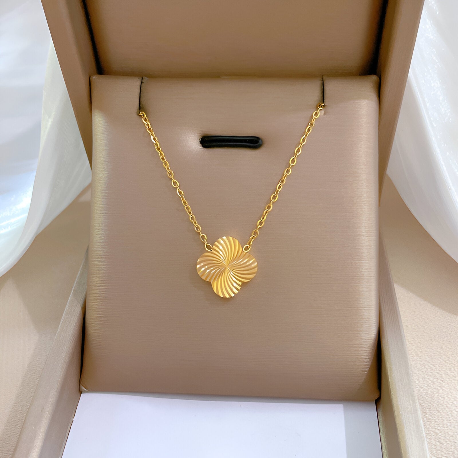 Collier géométrique acier, trèfle design sculpté, bijou mixte élégant, modèle Janelle