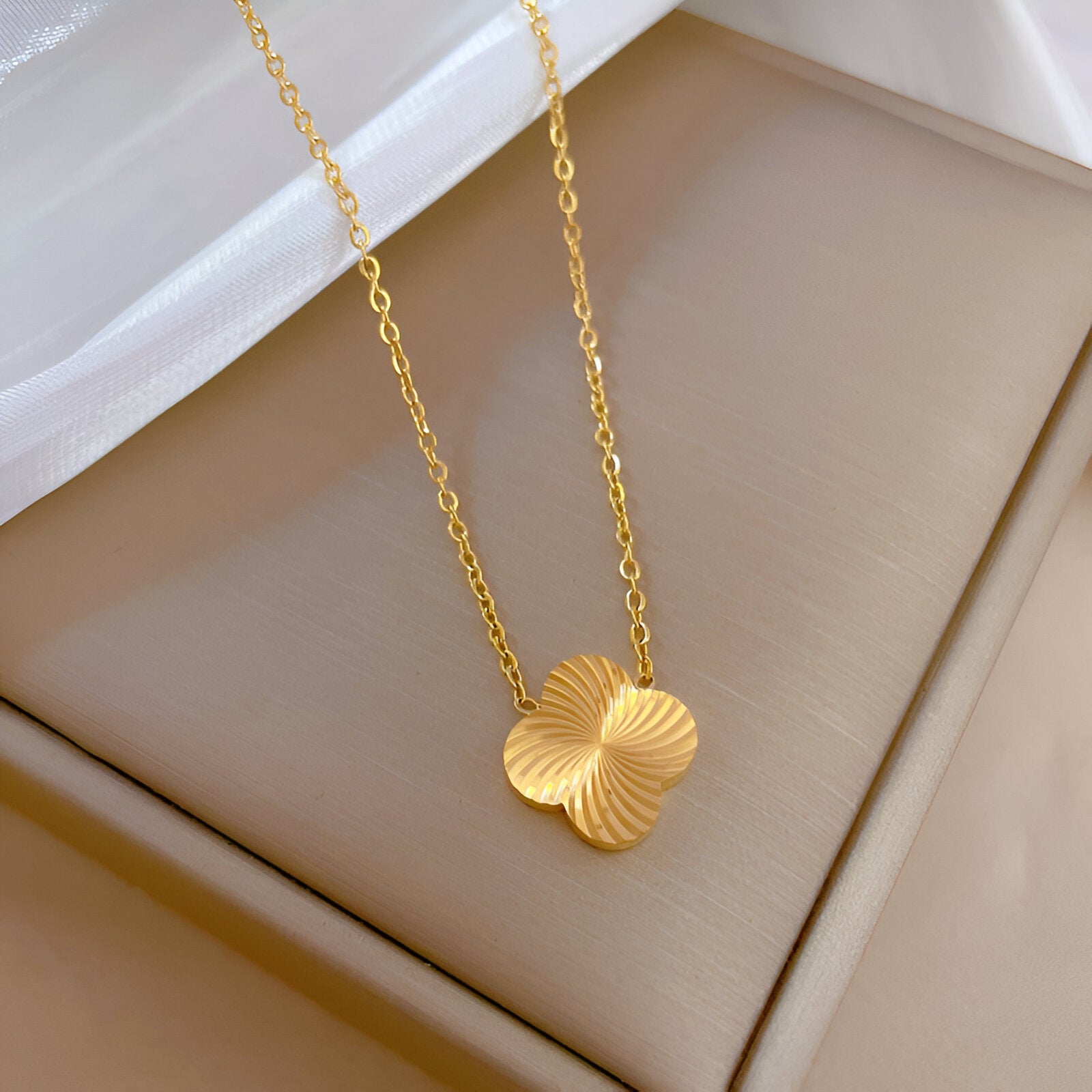 Collier géométrique acier, trèfle design sculpté, bijou mixte élégant, modèle Janelle