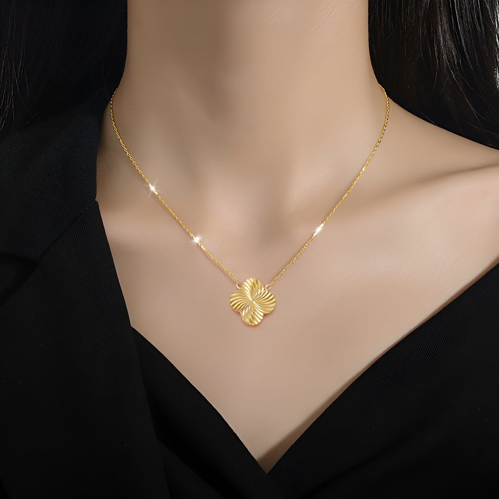 Collier géométrique acier, trèfle design sculpté, bijou mixte élégant, modèle Janelle