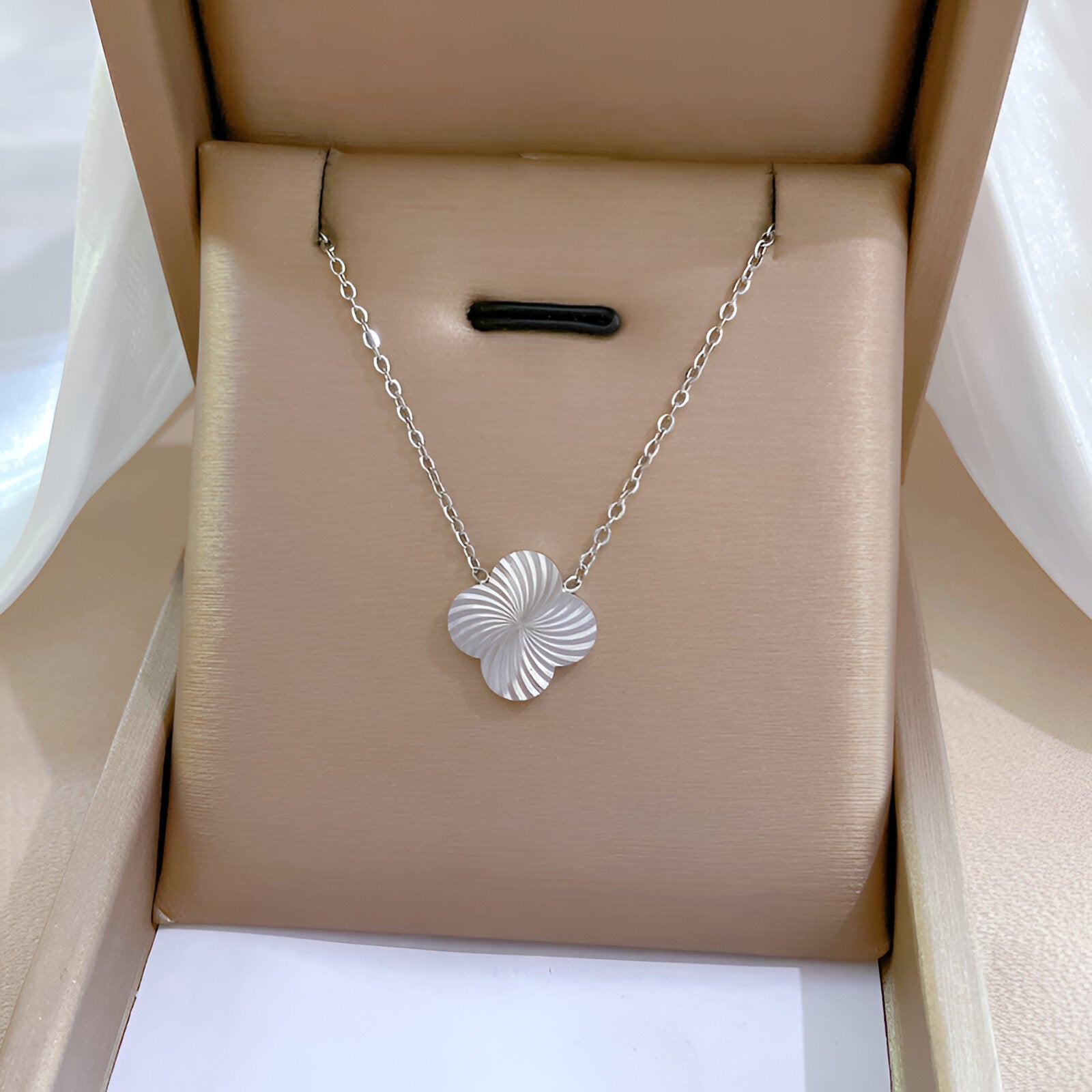 Collier géométrique acier, trèfle design sculpté, bijou mixte élégant, modèle Janelle