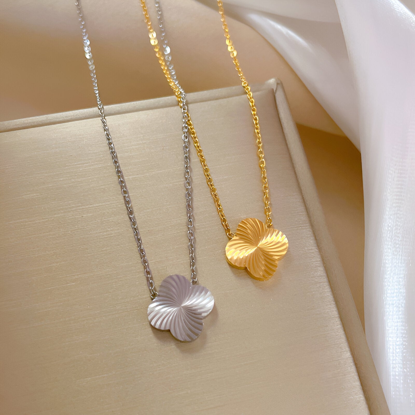 Collier géométrique acier, trèfle design sculpté, bijou mixte élégant, modèle Janelle