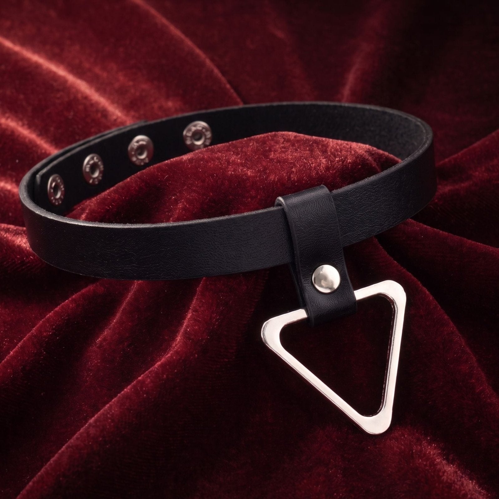 Collier gothique cuir pour femme, avec pendentif triangulaire en alliage métallique