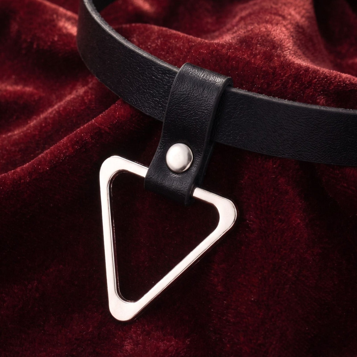 Collier gothique cuir pour femme, avec pendentif triangulaire en alliage métallique