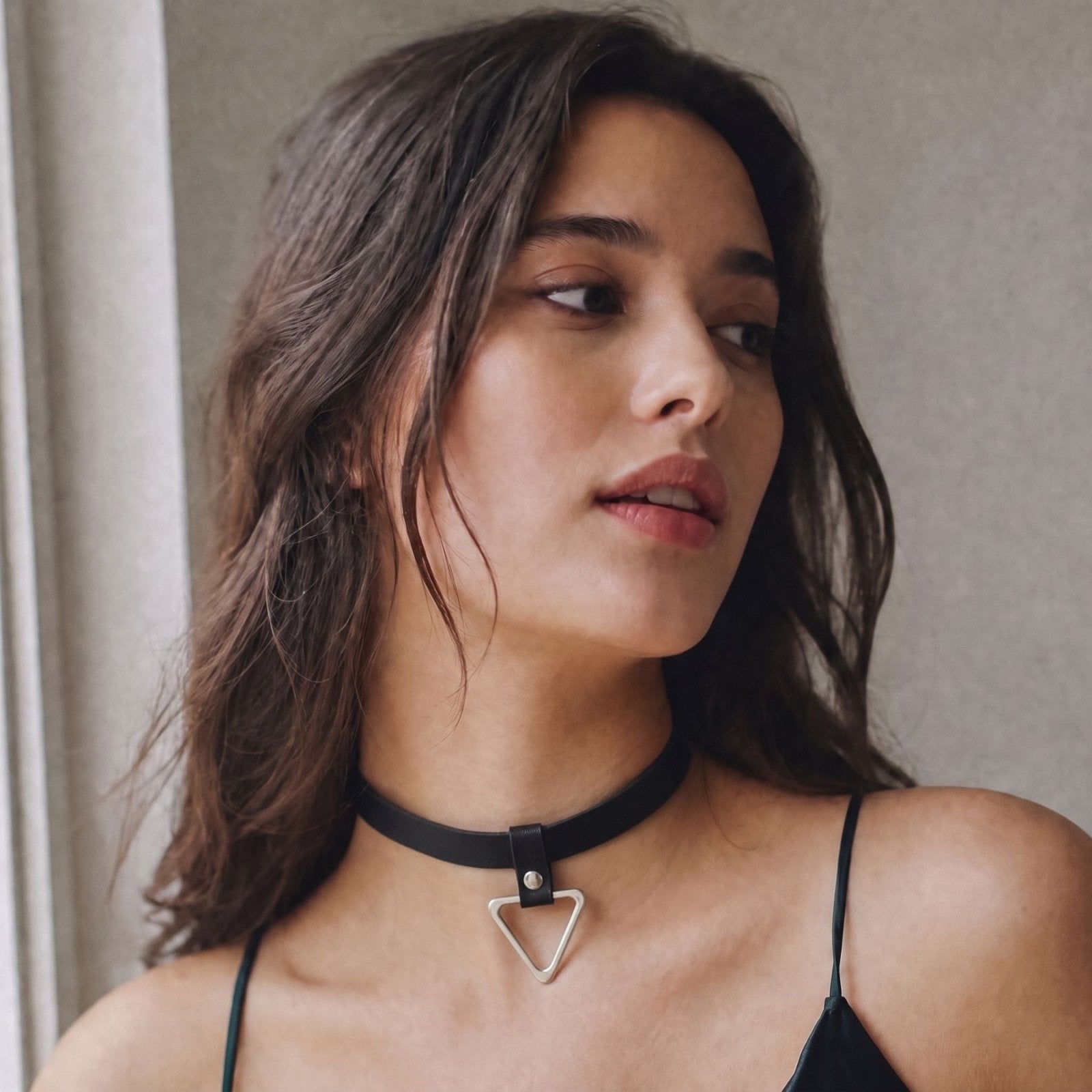 Collier gothique cuir pour femme, avec pendentif triangulaire en alliage métallique