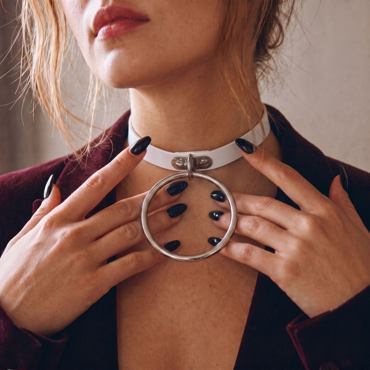Collier gothique cuir pour femme, en simili cuir noir, avec grand anneau gothique