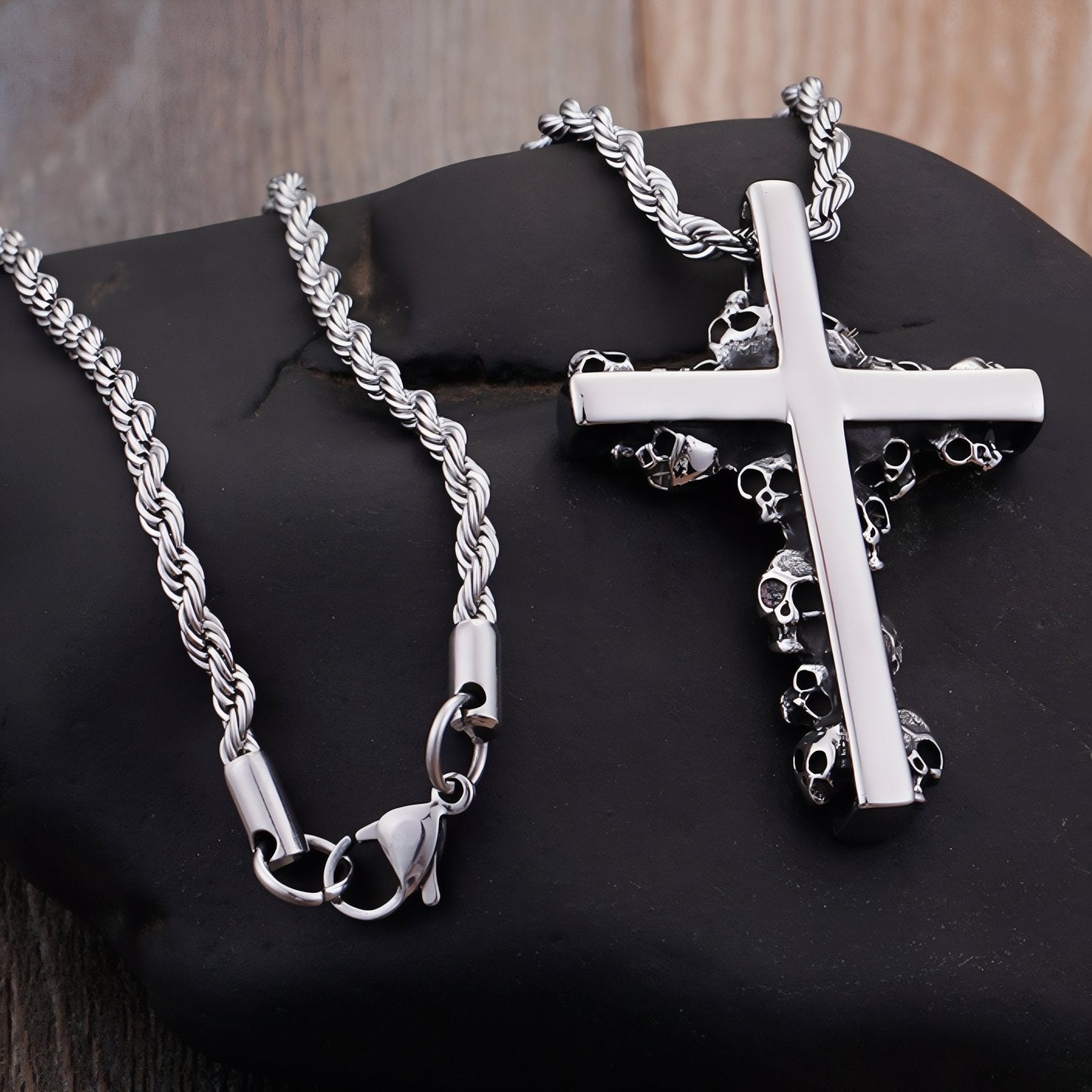 Collier gothique pour homme, avec pendentif croix entourée de têtes de mort, en acier inoxydable
