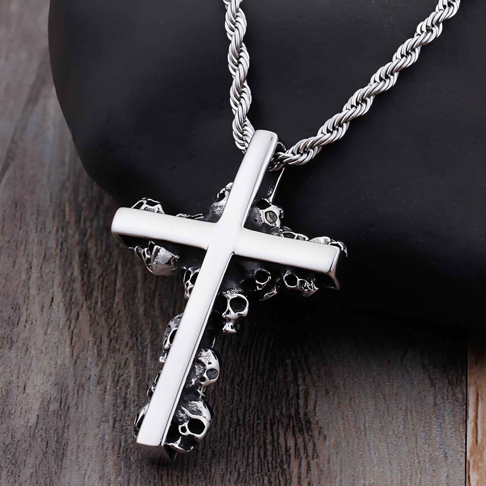 Collier gothique pour homme, avec pendentif croix entourée de têtes de mort, en acier inoxydable