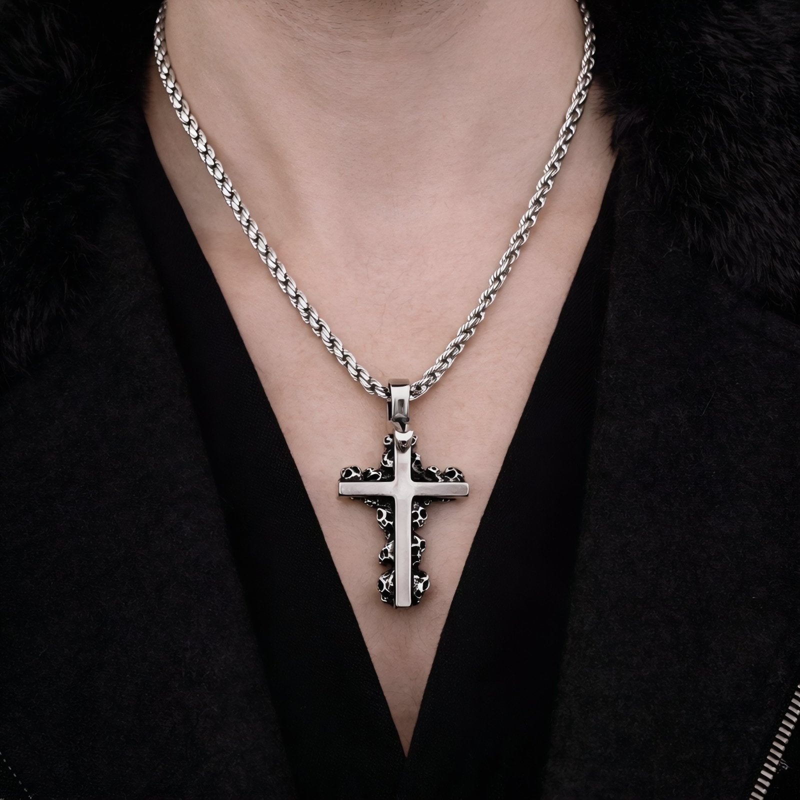 Collier gothique pour homme, avec pendentif croix entourée de têtes de mort, en acier inoxydable
