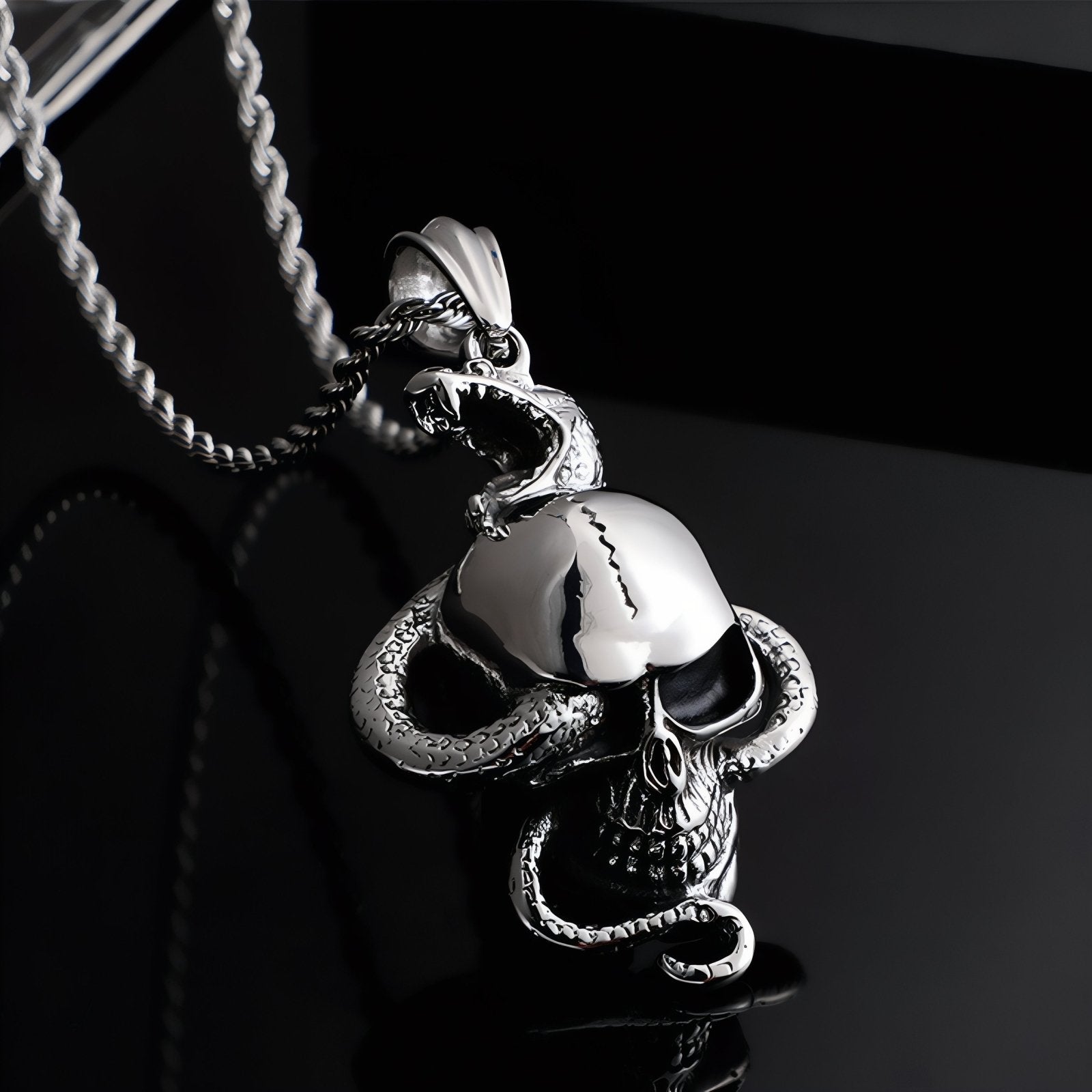 Collier gothique pour homme, pendentif tête de mort traversée par un serpent, en acier inoxydable