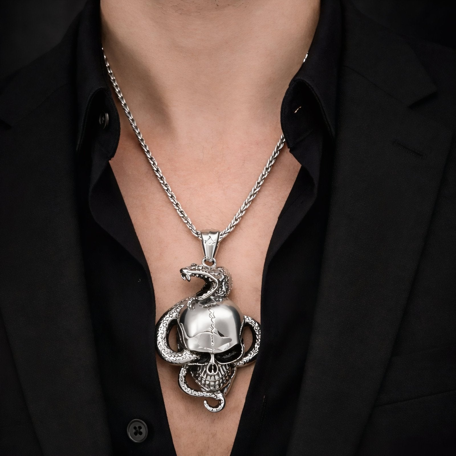 Collier gothique pour homme, pendentif tête de mort traversée par un serpent, en acier inoxydable