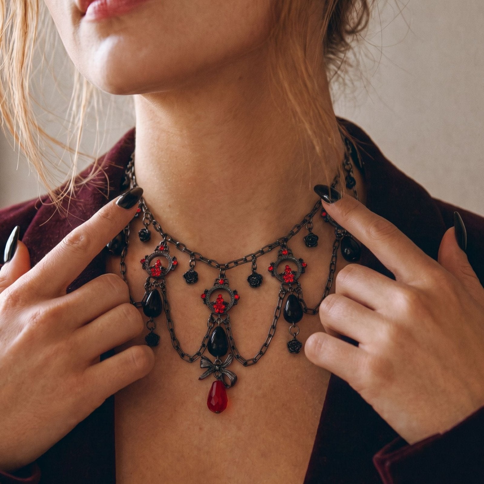 Collier gothique victorien pour femme, en alliage métallique, avec ornements rouges