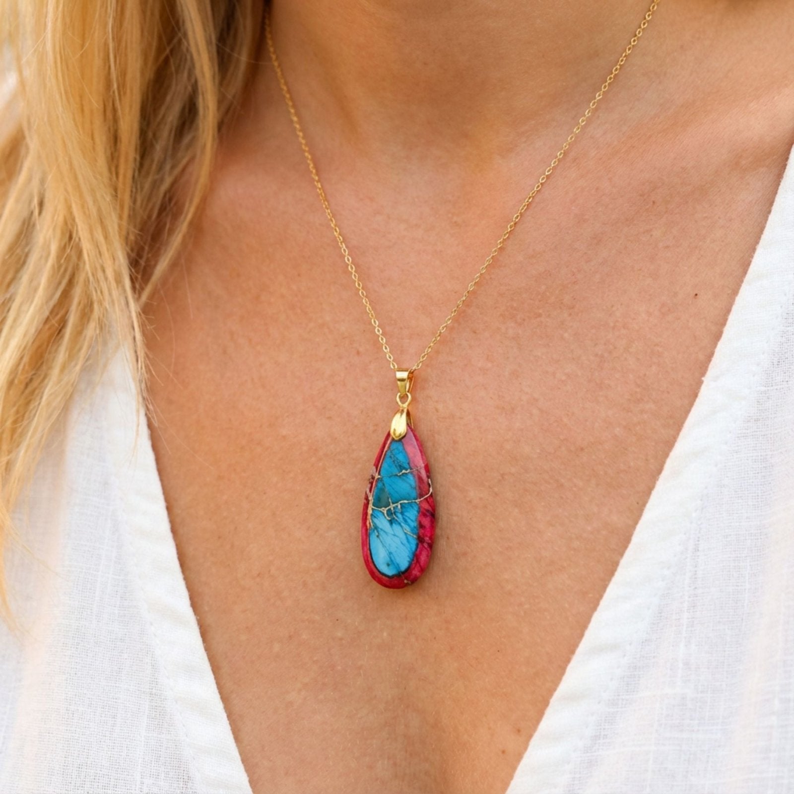 Collier goutte en pierre naturelle marbrée, en howlite et maille fine, style bohème chic