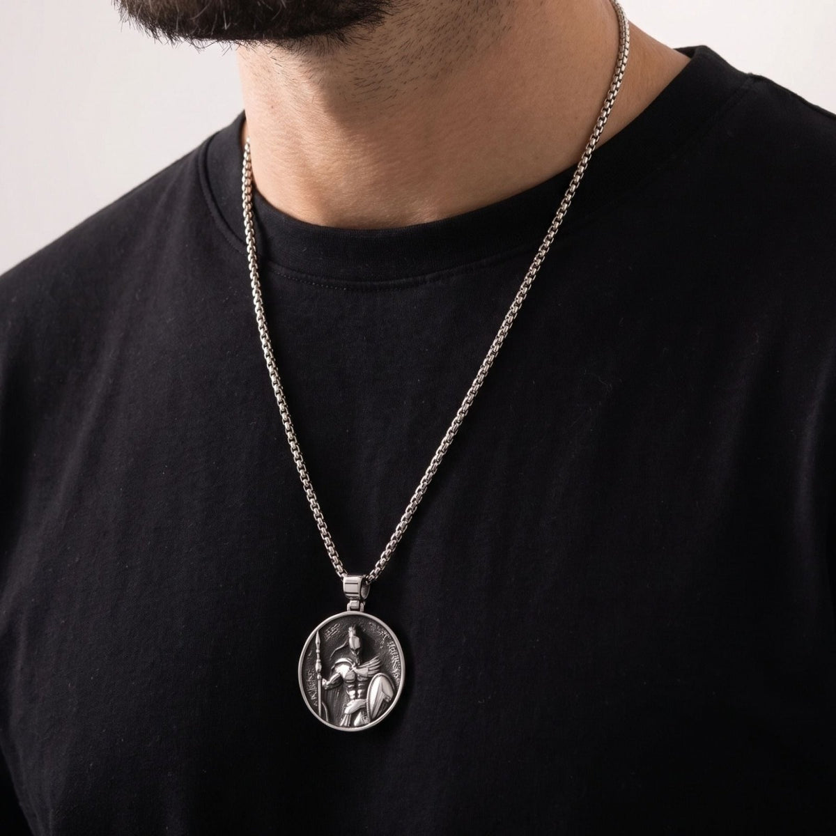 Collier guerrier spartiate pour homme, en acier titane, médaillon circulaire avec lance et bouclier en relief