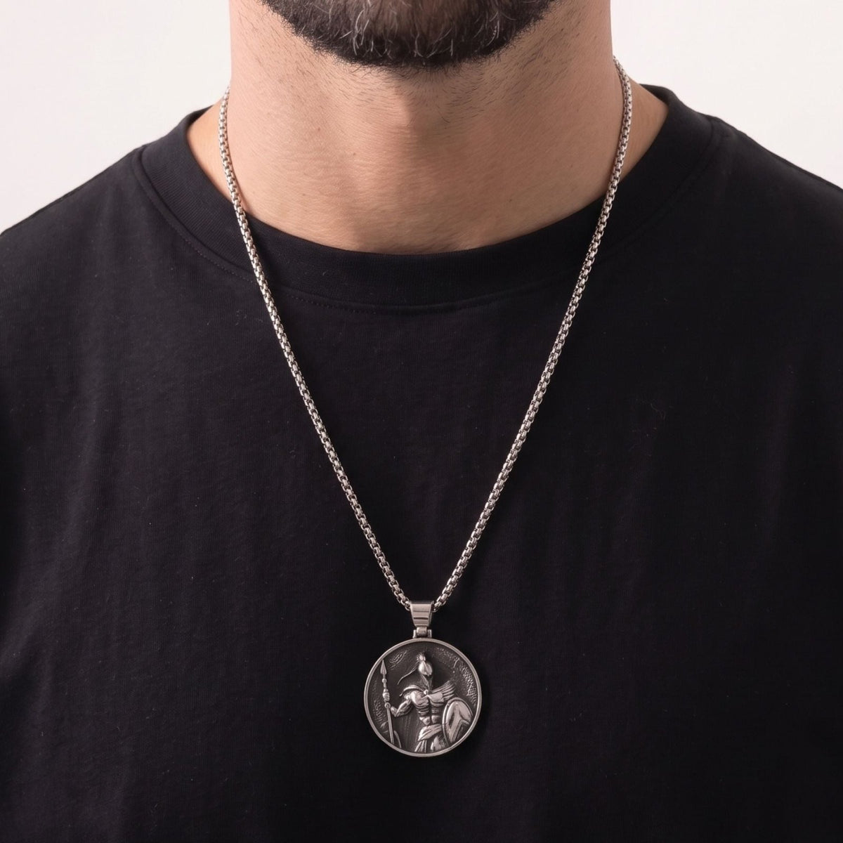 Collier guerrier spartiate pour homme, en acier titane, médaillon circulaire avec lance et bouclier en relief