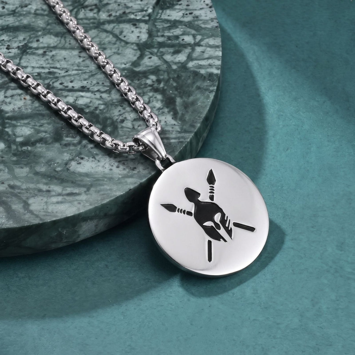 Collier guerrier spartiate pour homme, en acier titane, médaillon circulaire avec lance et bouclier en relief